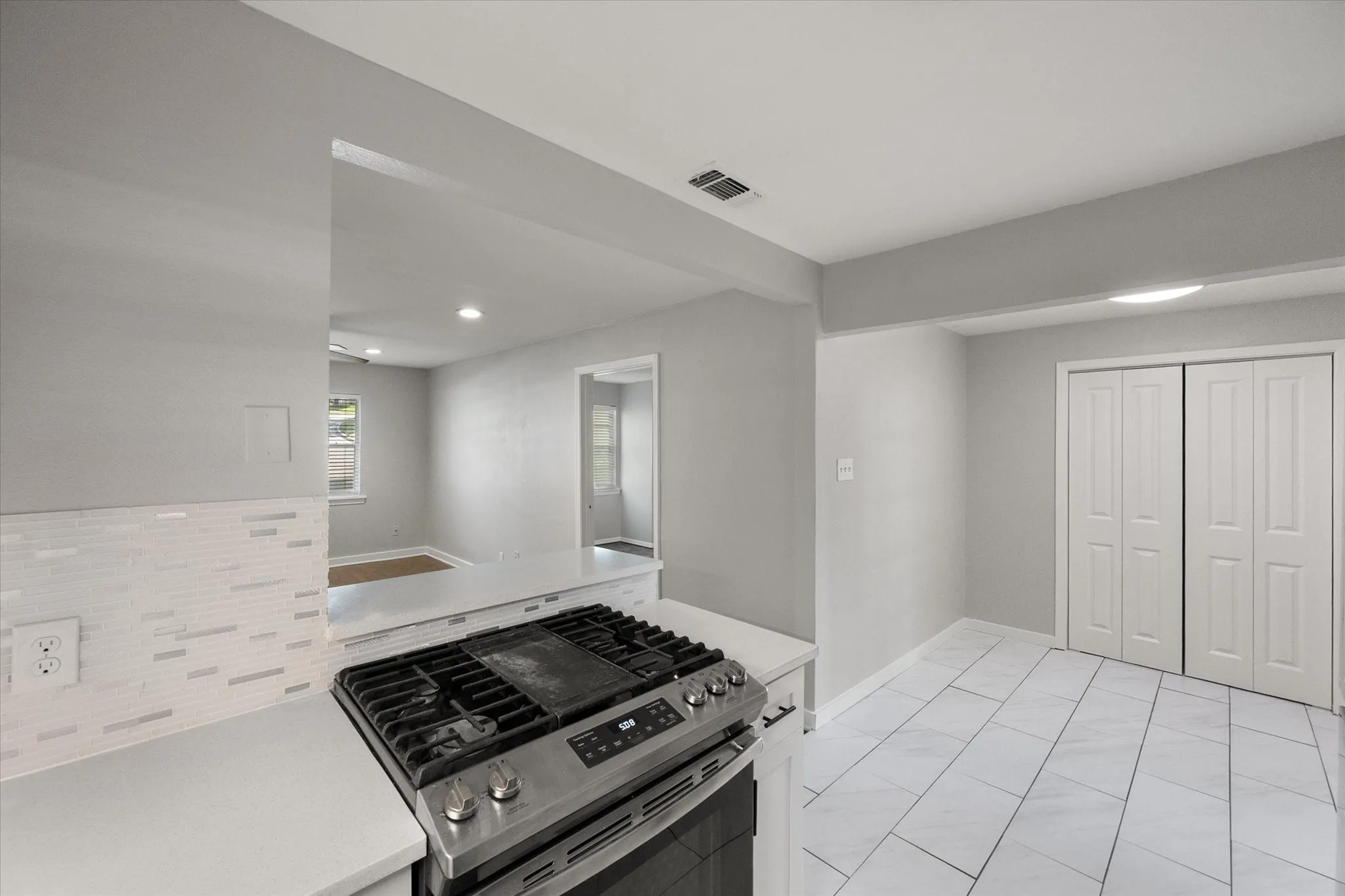 Single Family Residence For Sale in Tarrant County , 3413 Western Avenue, Fort Worth, Texas 76107, 2 Bedroom, 1 Bathroom, Garage spaces, 1,093 Sqft, built in 1950, mls#21276260, Real Estate Agent in Fort Worth, Homes For Sale in Tarrant county, Homes For Sale in Fort Worth, Realtor in Fort Worth Texas, Real Estate Brokerage Independent Realty Texas, Luminita Cordes Realtor