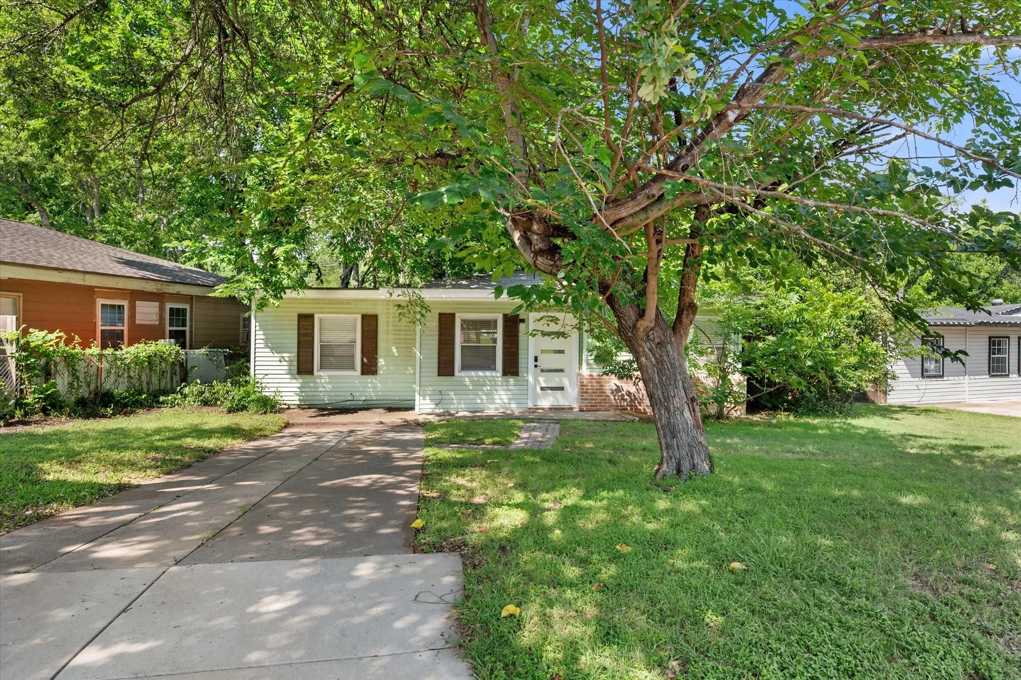 Single Family Residence For Sale in Tarrant County , 3413 Western Avenue, Fort Worth, Texas 76107, 2 Bedroom, 1 Bathroom, Garage spaces, 1,093 Sqft, built in 1950, mls#21276260, Real Estate Agent in Fort Worth, Homes For Sale in Tarrant county, Homes For Sale in Fort Worth, Realtor in Fort Worth Texas, Real Estate Brokerage Independent Realty Texas, Luminita Cordes Realtor