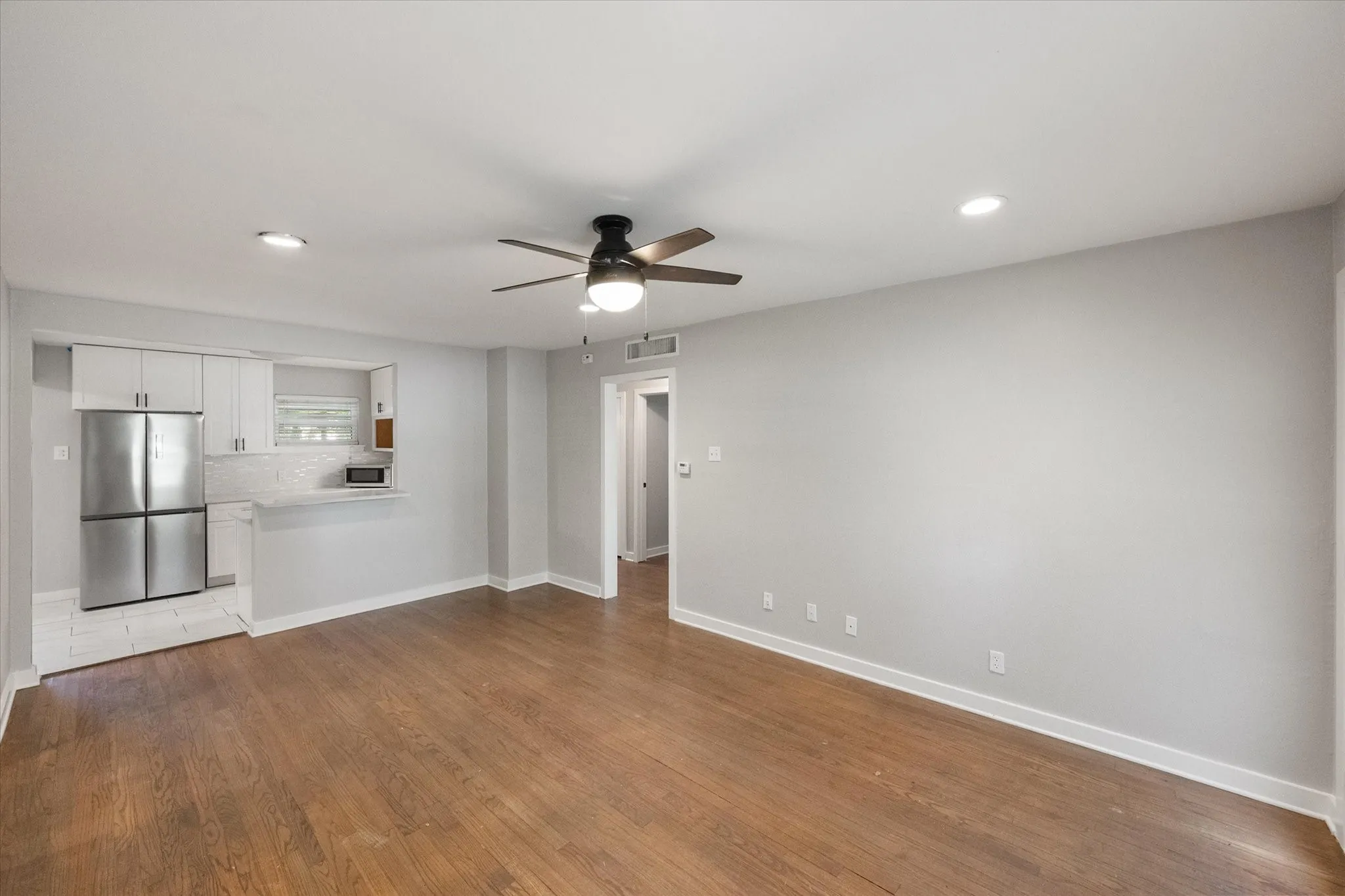 Single Family Residence For Sale in Tarrant County , 3413 Western Avenue, Fort Worth, Texas 76107, 2 Bedroom, 1 Bathroom, Garage spaces, 1,093 Sqft, built in 1950, mls#21276260, Real Estate Agent in Fort Worth, Homes For Sale in Tarrant county, Homes For Sale in Fort Worth, Realtor in Fort Worth Texas, Real Estate Brokerage Independent Realty Texas, Luminita Cordes Realtor