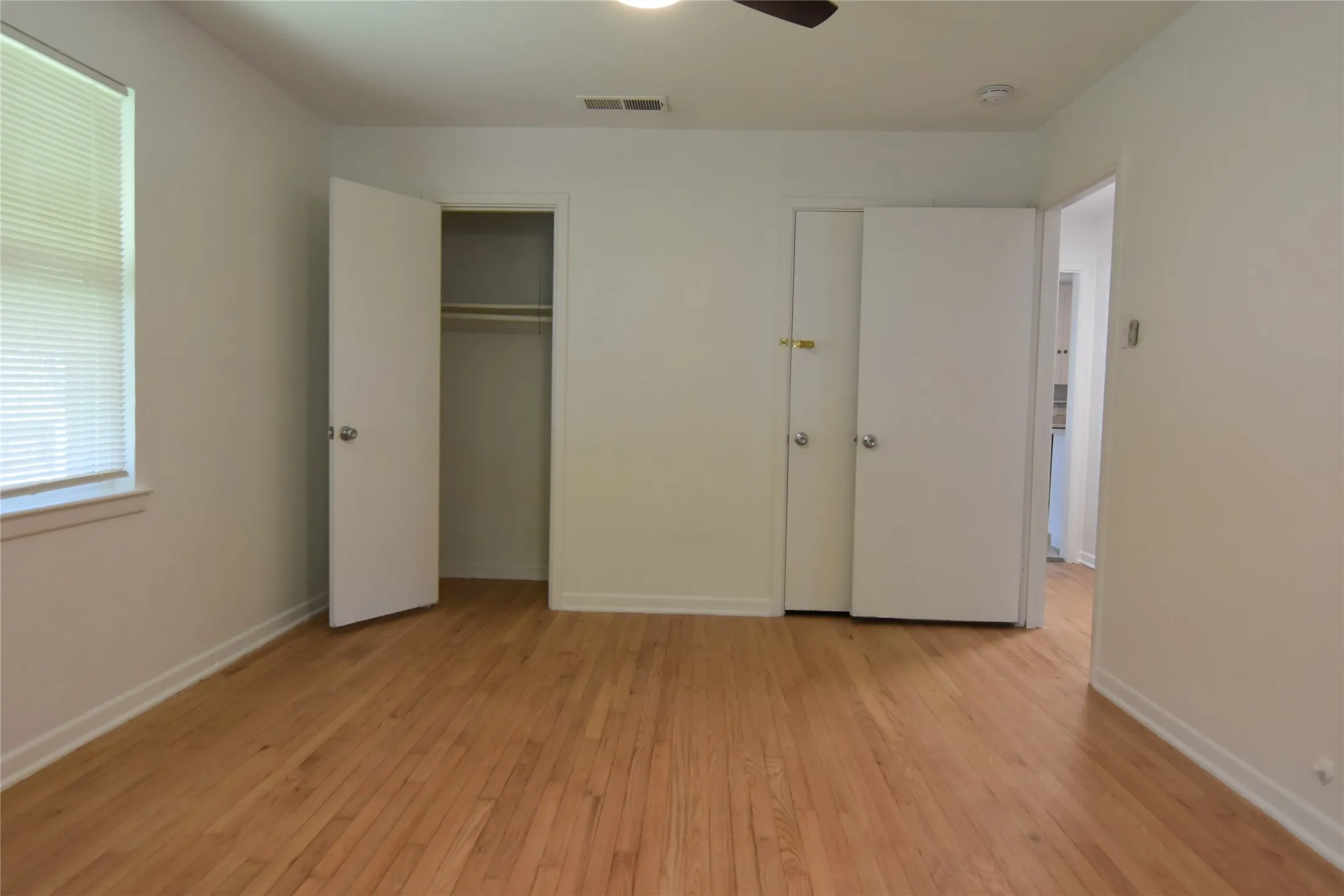 Single Family Residence For Rent in Dallas County , 1202 Sunnyside Avenue, Cockrell Hill, Texas 75211, 2 Bedroom, 1 Bathroom, Garage spaces, 900 Sqft, built in 1955, mls#21276265, Real Estate Agent in Cockrell Hill, Homes For Rent in Dallas county, Homes For Rent in Cockrell Hill, Realtor in Cockrell Hill Texas, Real Estate Brokerage Independent Realty Texas, Luminita Cordes Realtor