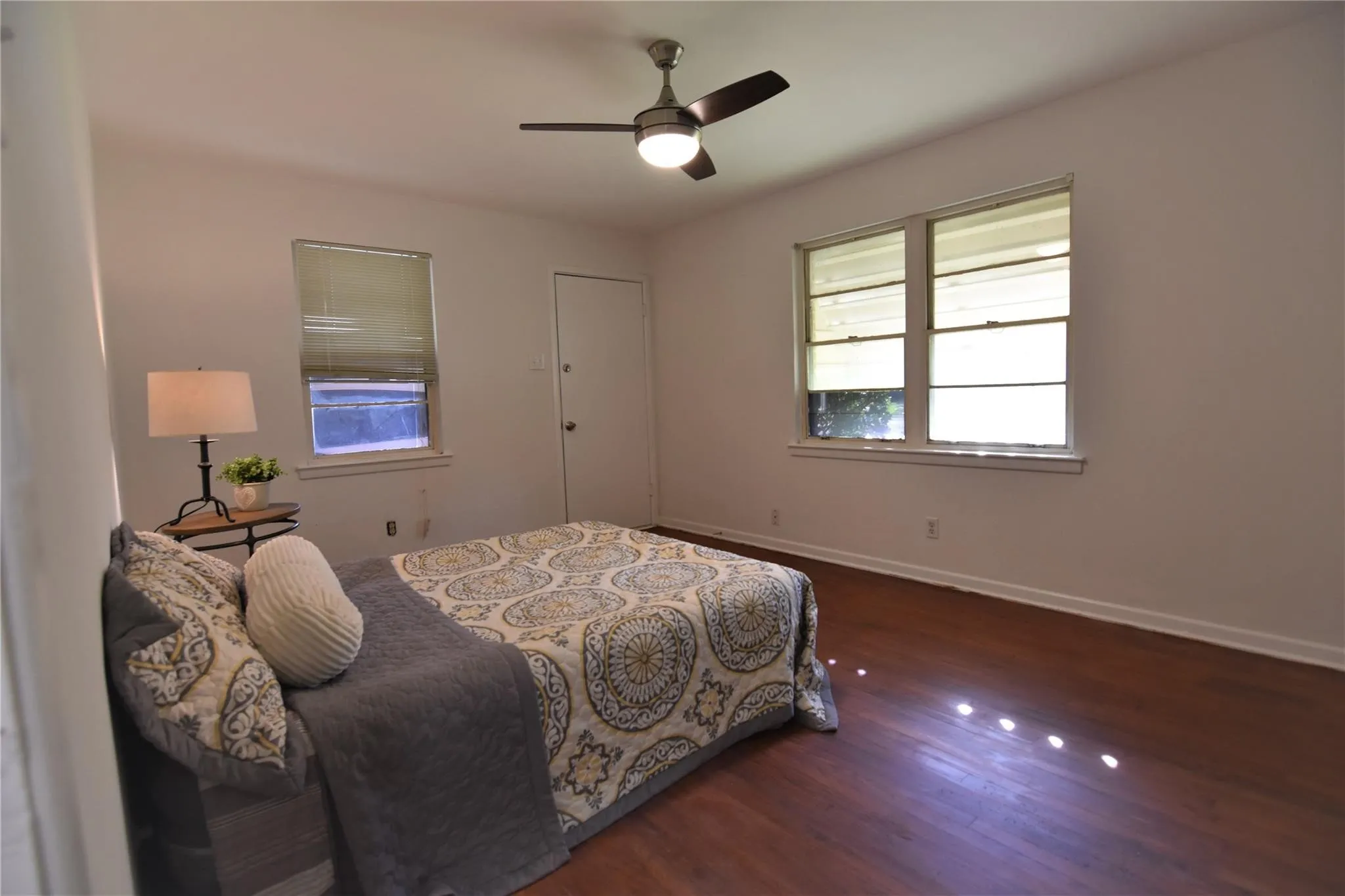Single Family Residence For Rent in Dallas County , 1202 Sunnyside Avenue, Cockrell Hill, Texas 75211, 2 Bedroom, 1 Bathroom, Garage spaces, 900 Sqft, built in 1955, mls#21276265, Real Estate Agent in Cockrell Hill, Homes For Rent in Dallas county, Homes For Rent in Cockrell Hill, Realtor in Cockrell Hill Texas, Real Estate Brokerage Independent Realty Texas, Luminita Cordes Realtor