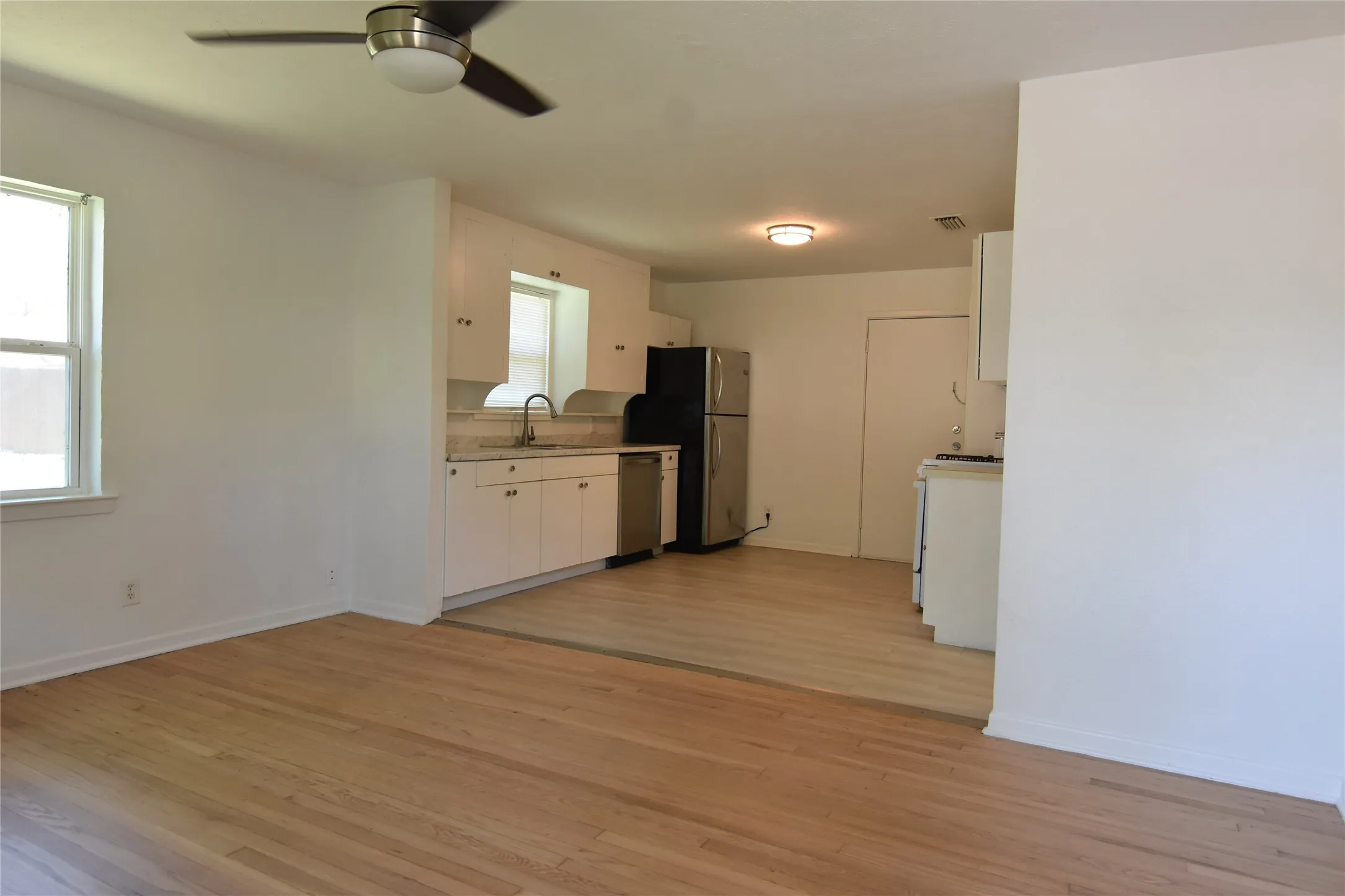 Single Family Residence For Rent in Dallas County , 1202 Sunnyside Avenue, Cockrell Hill, Texas 75211, 2 Bedroom, 1 Bathroom, Garage spaces, 900 Sqft, built in 1955, mls#21276265, Real Estate Agent in Cockrell Hill, Homes For Rent in Dallas county, Homes For Rent in Cockrell Hill, Realtor in Cockrell Hill Texas, Real Estate Brokerage Independent Realty Texas, Luminita Cordes Realtor