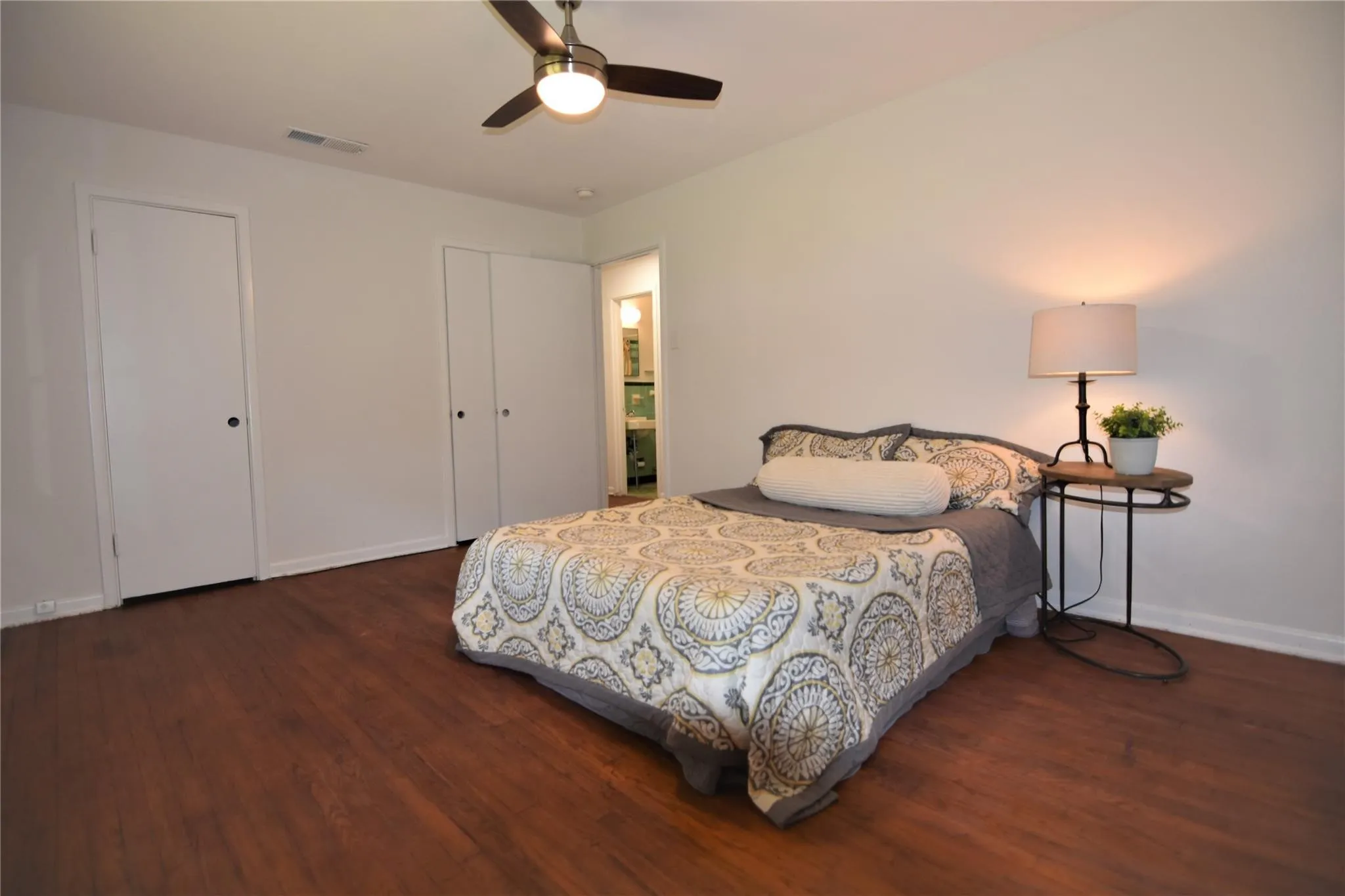 Single Family Residence For Rent in Dallas County , 1202 Sunnyside Avenue, Cockrell Hill, Texas 75211, 2 Bedroom, 1 Bathroom, Garage spaces, 900 Sqft, built in 1955, mls#21276265, Real Estate Agent in Cockrell Hill, Homes For Rent in Dallas county, Homes For Rent in Cockrell Hill, Realtor in Cockrell Hill Texas, Real Estate Brokerage Independent Realty Texas, Luminita Cordes Realtor