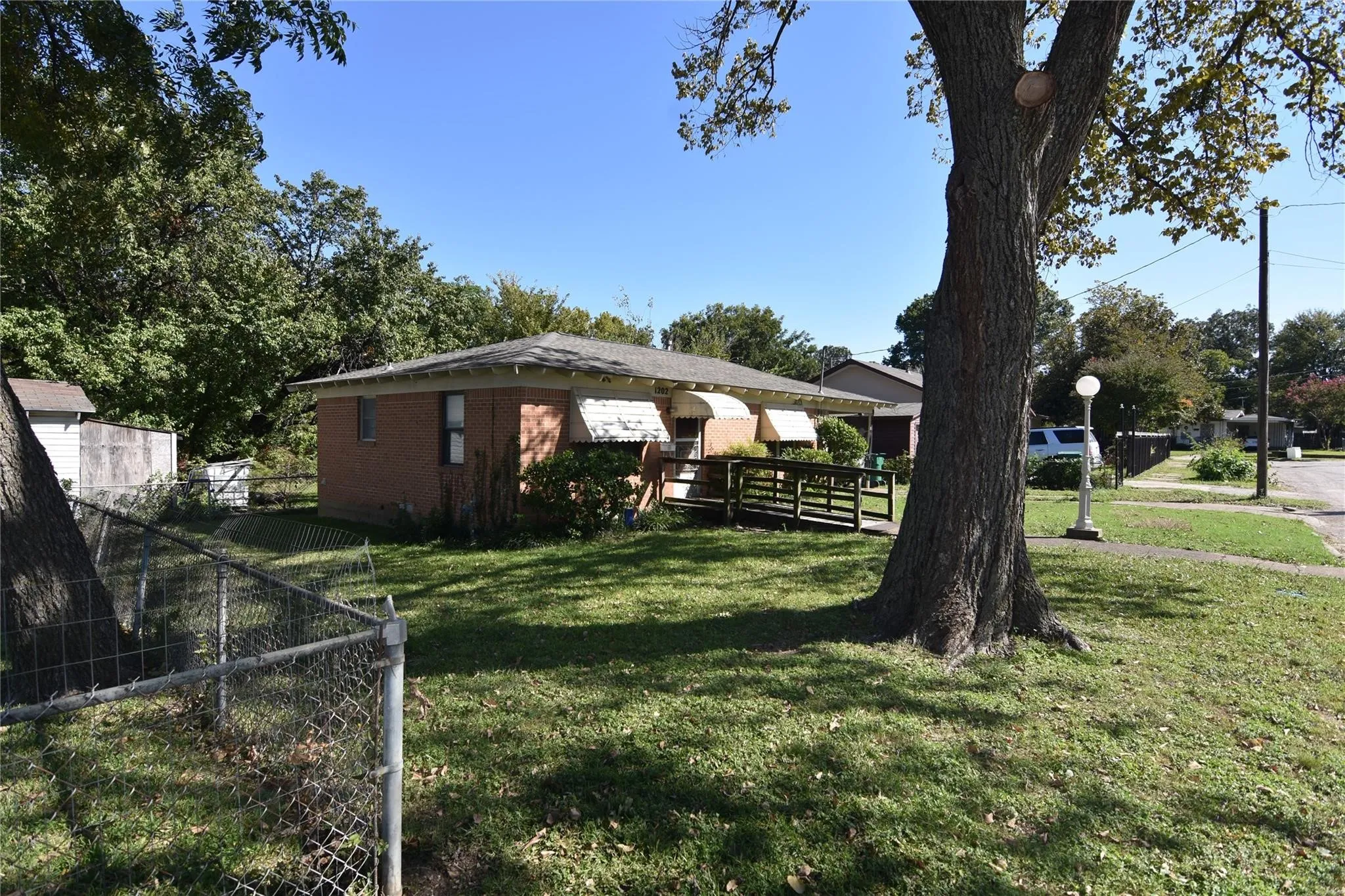 Single Family Residence For Rent in Dallas County , 1202 Sunnyside Avenue, Cockrell Hill, Texas 75211, 2 Bedroom, 1 Bathroom, Garage spaces, 900 Sqft, built in 1955, mls#21276265, Real Estate Agent in Cockrell Hill, Homes For Rent in Dallas county, Homes For Rent in Cockrell Hill, Realtor in Cockrell Hill Texas, Real Estate Brokerage Independent Realty Texas, Luminita Cordes Realtor