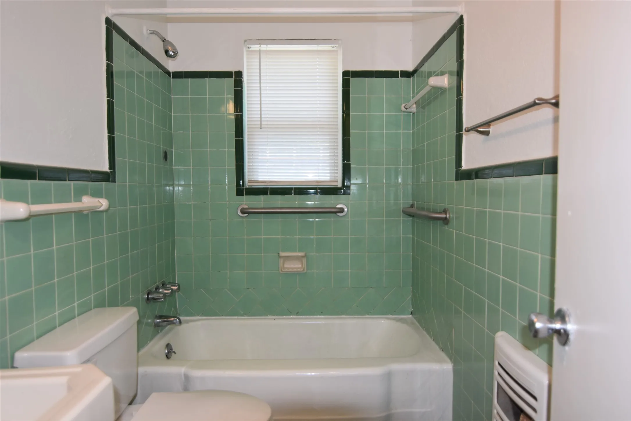 Single Family Residence For Rent in Dallas County , 1202 Sunnyside Avenue, Cockrell Hill, Texas 75211, 2 Bedroom, 1 Bathroom, Garage spaces, 900 Sqft, built in 1955, mls#21276265, Real Estate Agent in Cockrell Hill, Homes For Rent in Dallas county, Homes For Rent in Cockrell Hill, Realtor in Cockrell Hill Texas, Real Estate Brokerage Independent Realty Texas, Luminita Cordes Realtor