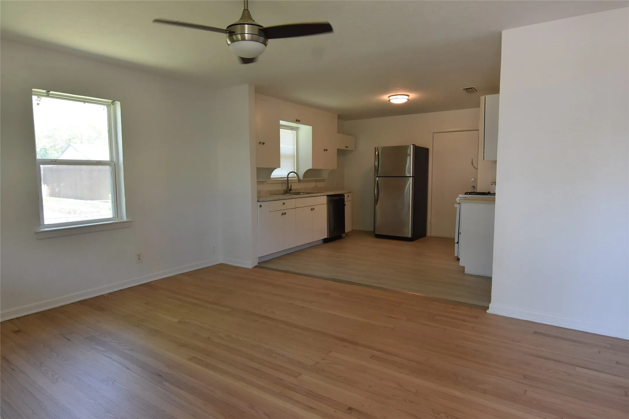 Single Family Residence For Rent in Dallas County , 1202 Sunnyside Avenue, Cockrell Hill, Texas 75211, 2 Bedroom, 1 Bathroom, Garage spaces, 900 Sqft, built in 1955, mls#21276265, Real Estate Agent in Cockrell Hill, Homes For Rent in Dallas county, Homes For Rent in Cockrell Hill, Realtor in Cockrell Hill Texas, Real Estate Brokerage Independent Realty Texas, Luminita Cordes Realtor