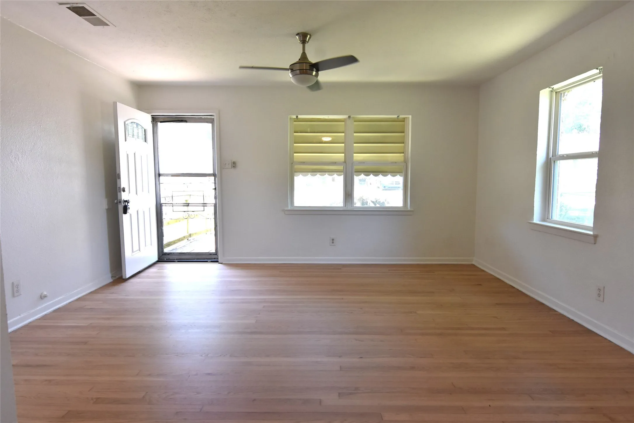 Single Family Residence For Rent in Dallas County , 1202 Sunnyside Avenue, Cockrell Hill, Texas 75211, 2 Bedroom, 1 Bathroom, Garage spaces, 900 Sqft, built in 1955, mls#21276265, Real Estate Agent in Cockrell Hill, Homes For Rent in Dallas county, Homes For Rent in Cockrell Hill, Realtor in Cockrell Hill Texas, Real Estate Brokerage Independent Realty Texas, Luminita Cordes Realtor