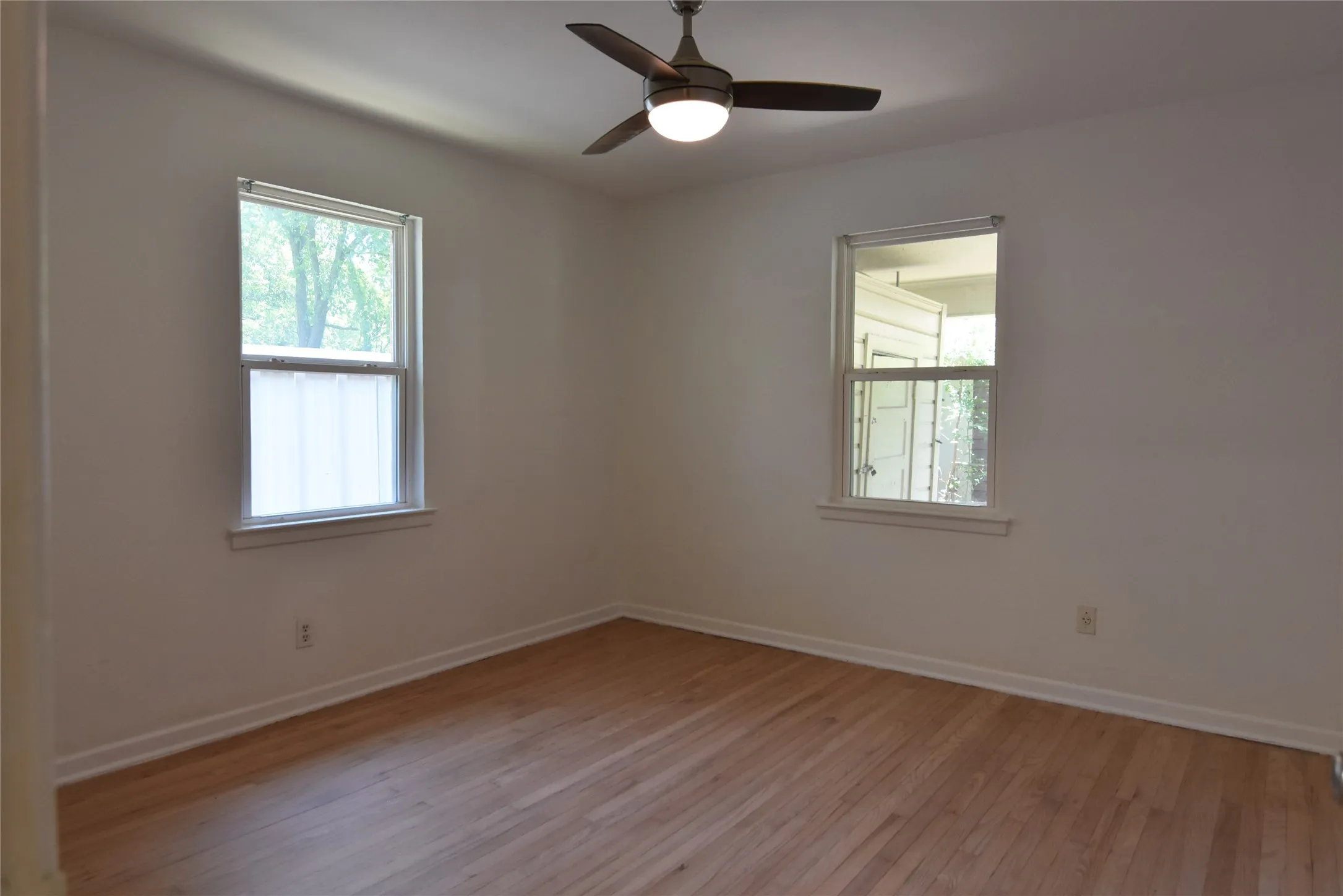 Single Family Residence For Rent in Dallas County , 1202 Sunnyside Avenue, Cockrell Hill, Texas 75211, 2 Bedroom, 1 Bathroom, Garage spaces, 900 Sqft, built in 1955, mls#21276265, Real Estate Agent in Cockrell Hill, Homes For Rent in Dallas county, Homes For Rent in Cockrell Hill, Realtor in Cockrell Hill Texas, Real Estate Brokerage Independent Realty Texas, Luminita Cordes Realtor