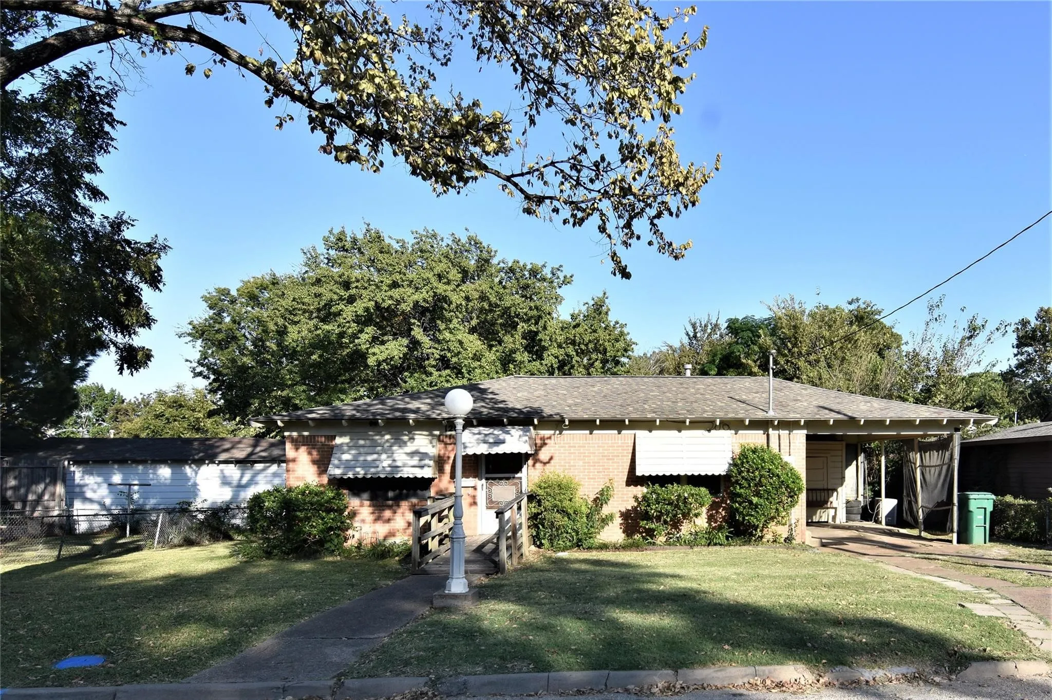 Single Family Residence For Rent in Dallas County , 1202 Sunnyside Avenue, Cockrell Hill, Texas 75211, 2 Bedroom, 1 Bathroom, Garage spaces, 900 Sqft, built in 1955, mls#21276265, Real Estate Agent in Cockrell Hill, Homes For Rent in Dallas county, Homes For Rent in Cockrell Hill, Realtor in Cockrell Hill Texas, Real Estate Brokerage Independent Realty Texas, Luminita Cordes Realtor