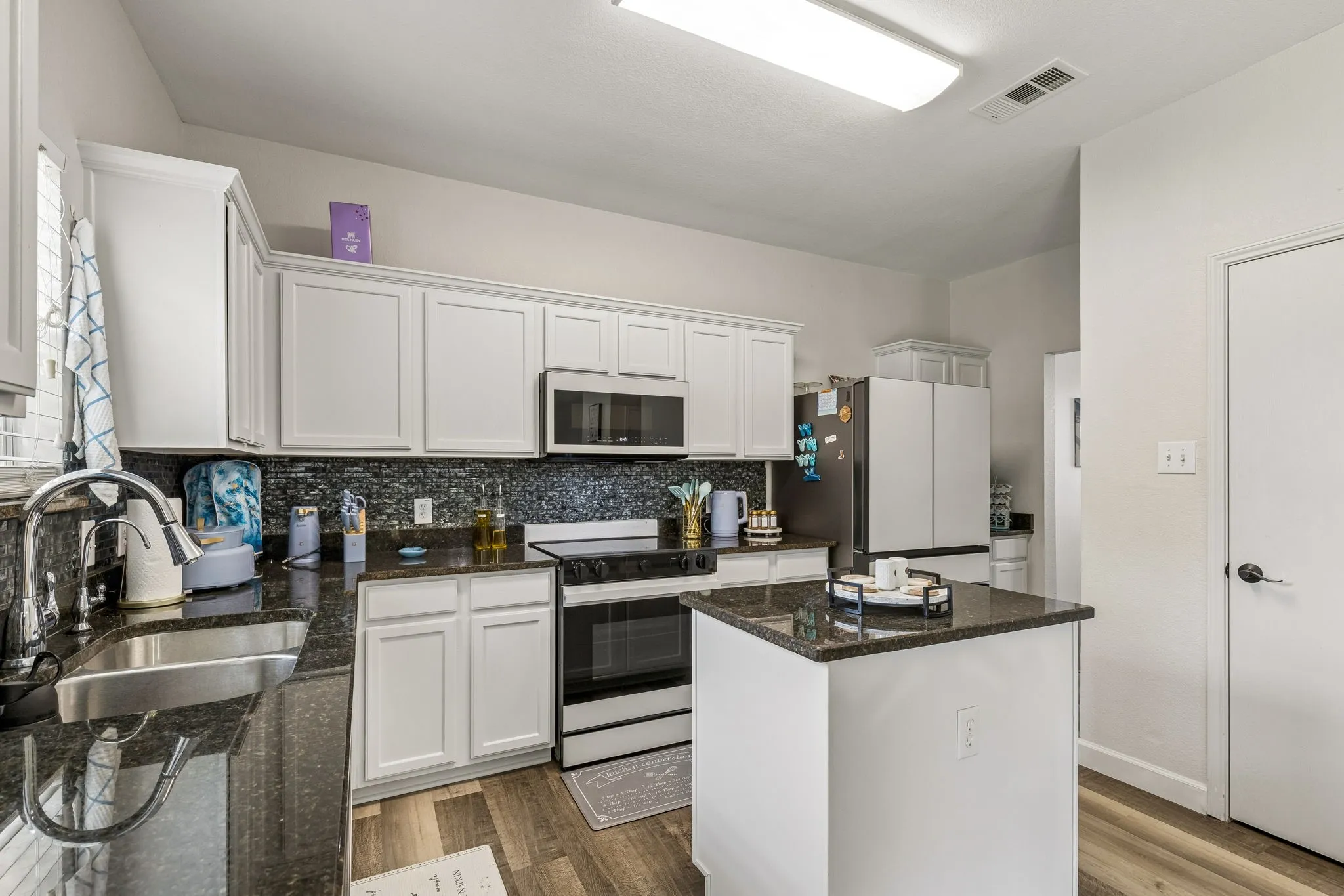 Single Family Residence For Sale in Tarrant County , 7013 Lindentree Lane, Fort Worth, Texas 76137, 3 Bedroom, 3 Bathroom, 2 Garage spaces, 2,208 Sqft, built in 2003, mls#21257972, Real Estate Agent in Fort Worth, Homes For Sale in Tarrant county, Homes For Sale in Fort Worth, Realtor in Fort Worth Texas, Real Estate Brokerage Independent Realty Texas, Luminita Cordes Realtor