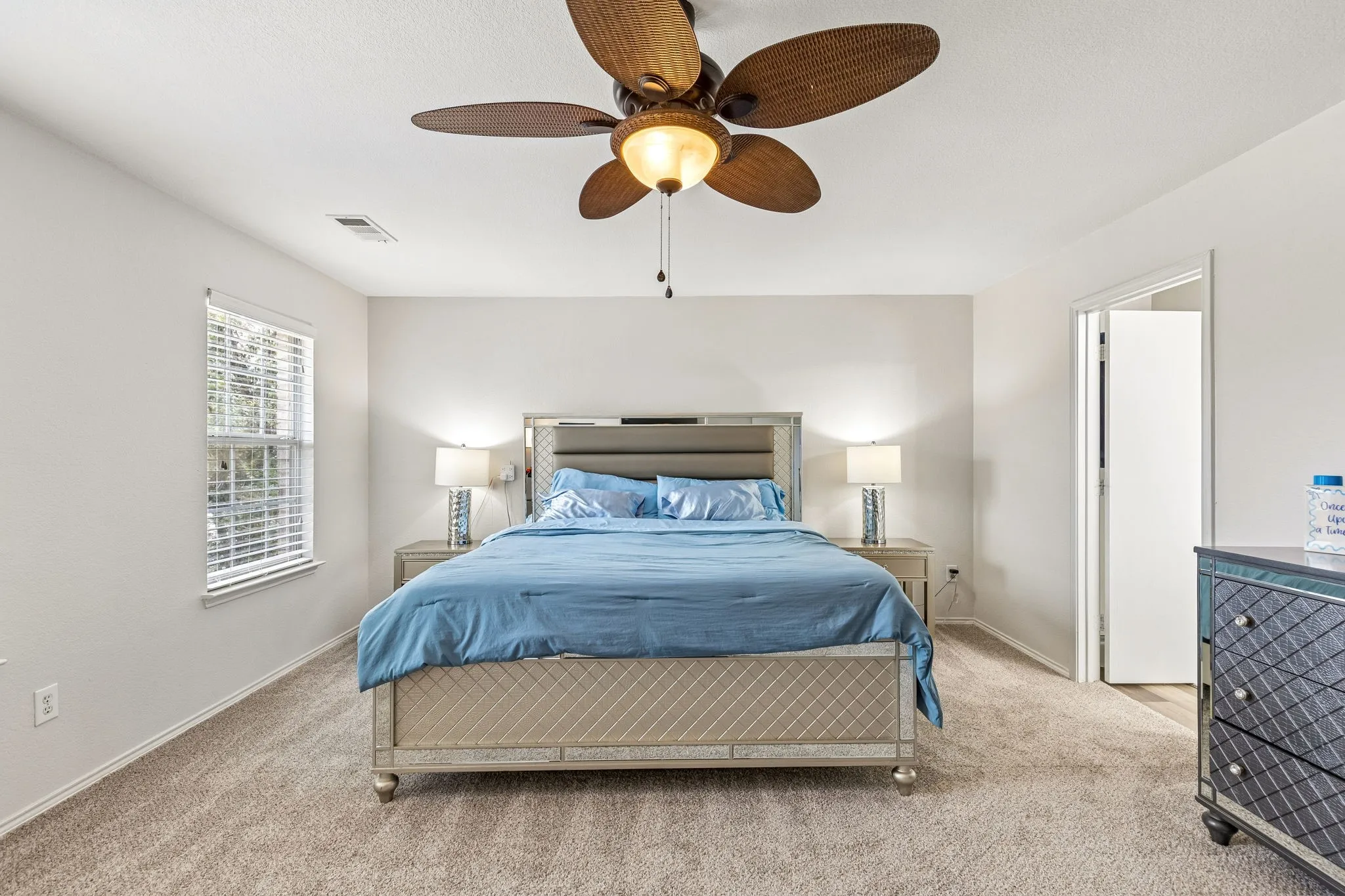 Single Family Residence For Sale in Tarrant County , 7013 Lindentree Lane, Fort Worth, Texas 76137, 3 Bedroom, 3 Bathroom, 2 Garage spaces, 2,208 Sqft, built in 2003, mls#21257972, Real Estate Agent in Fort Worth, Homes For Sale in Tarrant county, Homes For Sale in Fort Worth, Realtor in Fort Worth Texas, Real Estate Brokerage Independent Realty Texas, Luminita Cordes Realtor