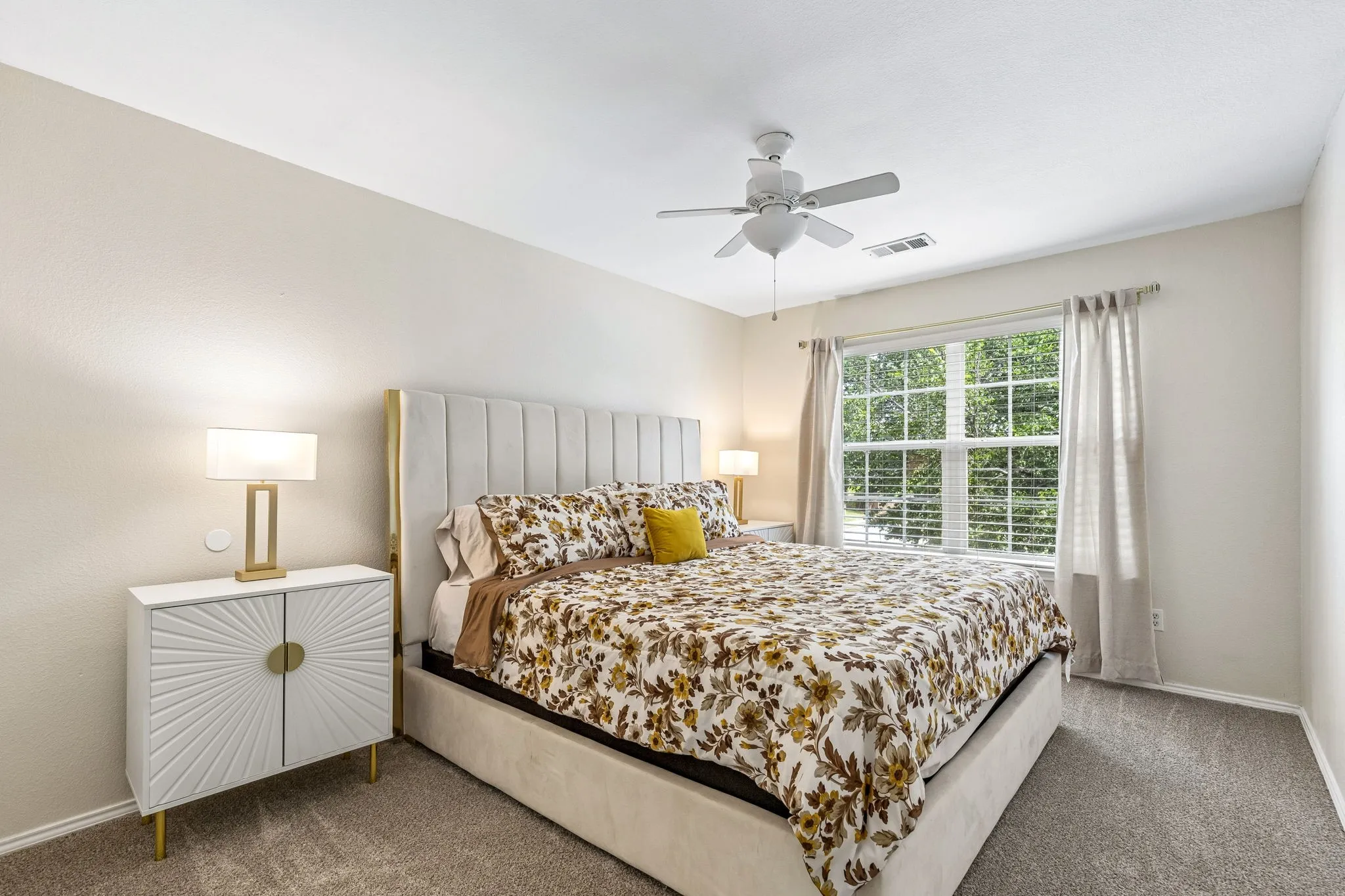 Single Family Residence For Sale in Tarrant County , 7013 Lindentree Lane, Fort Worth, Texas 76137, 3 Bedroom, 3 Bathroom, 2 Garage spaces, 2,208 Sqft, built in 2003, mls#21257972, Real Estate Agent in Fort Worth, Homes For Sale in Tarrant county, Homes For Sale in Fort Worth, Realtor in Fort Worth Texas, Real Estate Brokerage Independent Realty Texas, Luminita Cordes Realtor