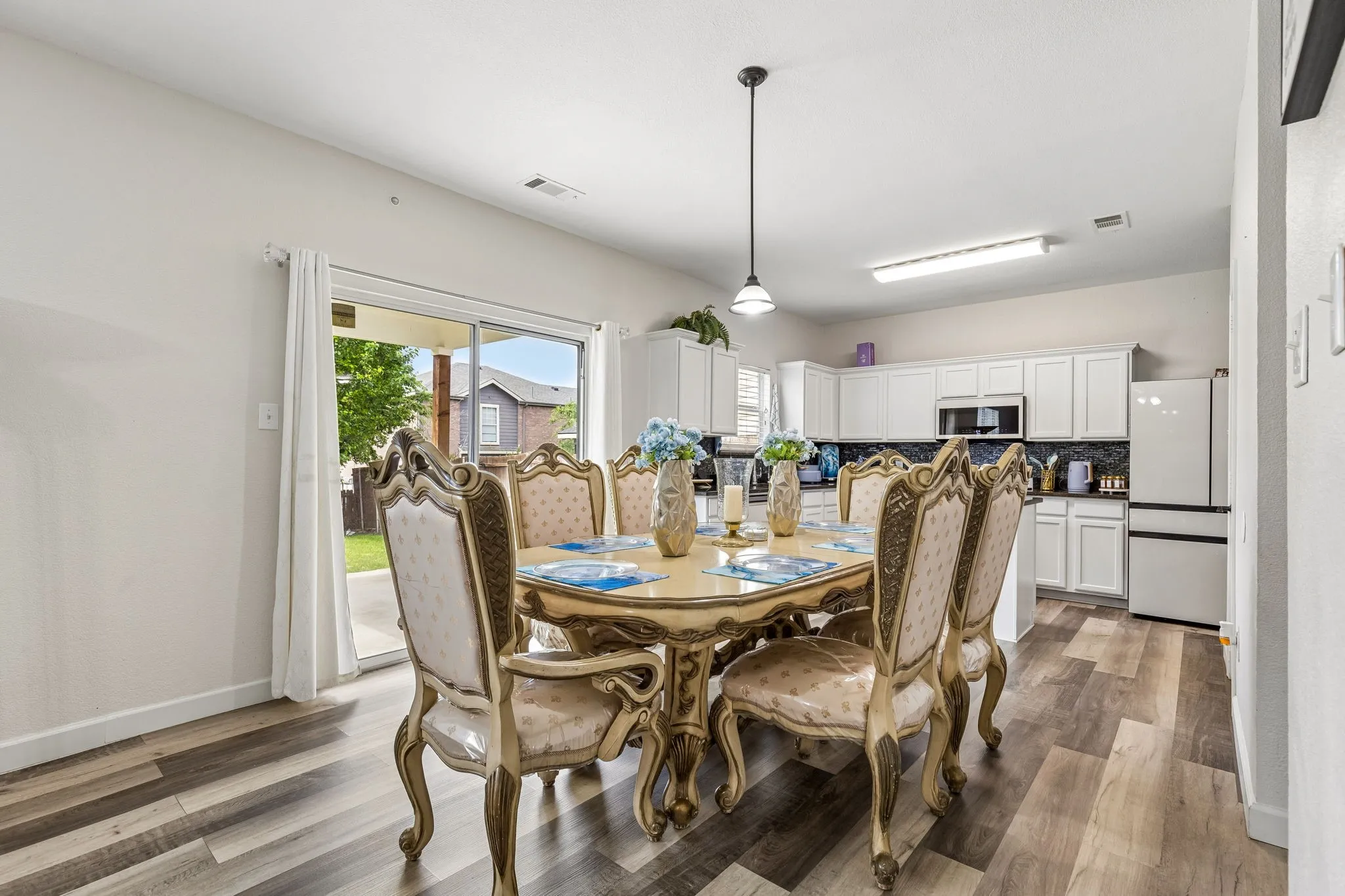 Single Family Residence For Sale in Tarrant County , 7013 Lindentree Lane, Fort Worth, Texas 76137, 3 Bedroom, 3 Bathroom, 2 Garage spaces, 2,208 Sqft, built in 2003, mls#21257972, Real Estate Agent in Fort Worth, Homes For Sale in Tarrant county, Homes For Sale in Fort Worth, Realtor in Fort Worth Texas, Real Estate Brokerage Independent Realty Texas, Luminita Cordes Realtor