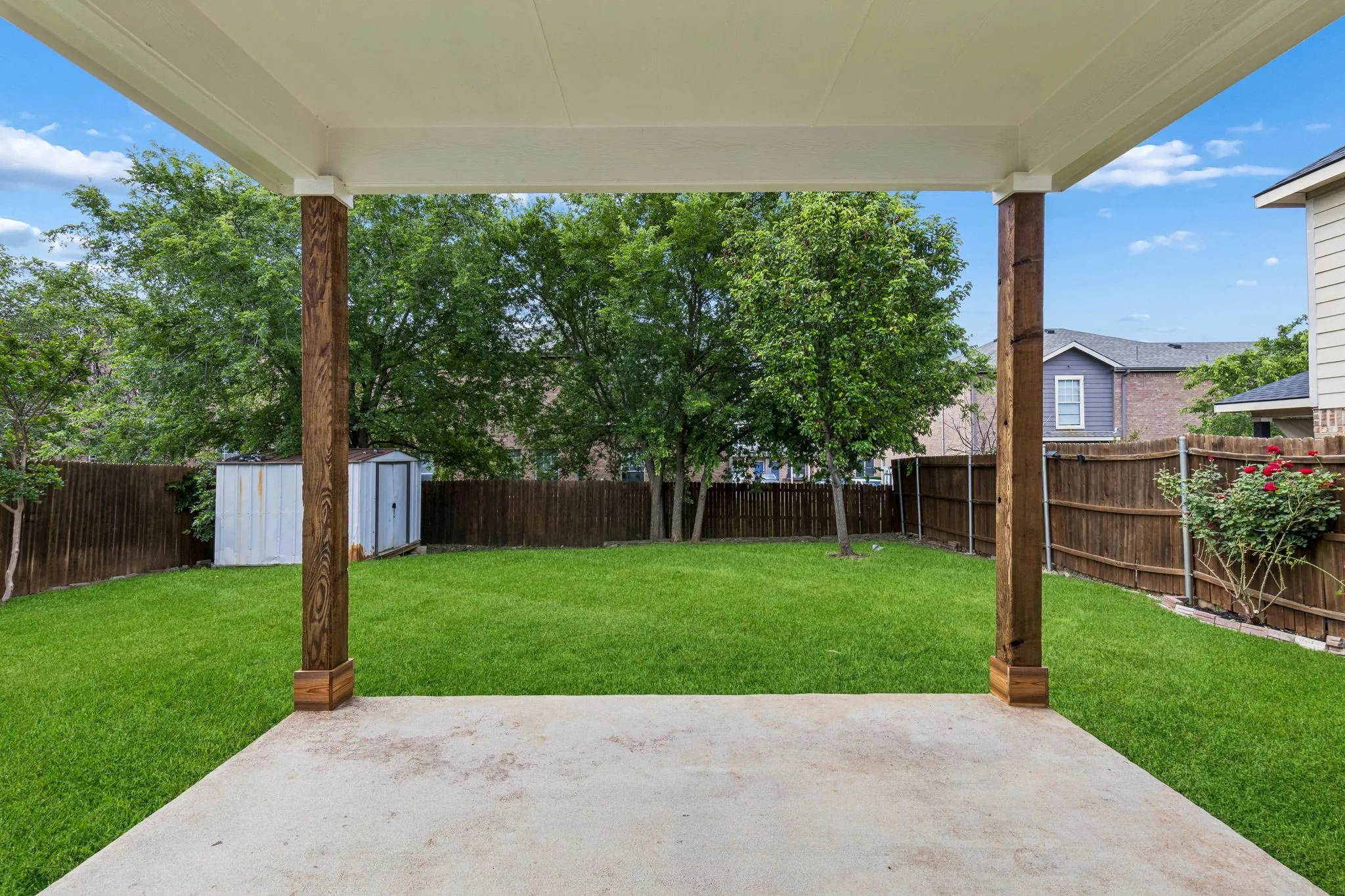 Single Family Residence For Sale in Tarrant County , 7013 Lindentree Lane, Fort Worth, Texas 76137, 3 Bedroom, 3 Bathroom, 2 Garage spaces, 2,208 Sqft, built in 2003, mls#21257972, Real Estate Agent in Fort Worth, Homes For Sale in Tarrant county, Homes For Sale in Fort Worth, Realtor in Fort Worth Texas, Real Estate Brokerage Independent Realty Texas, Luminita Cordes Realtor