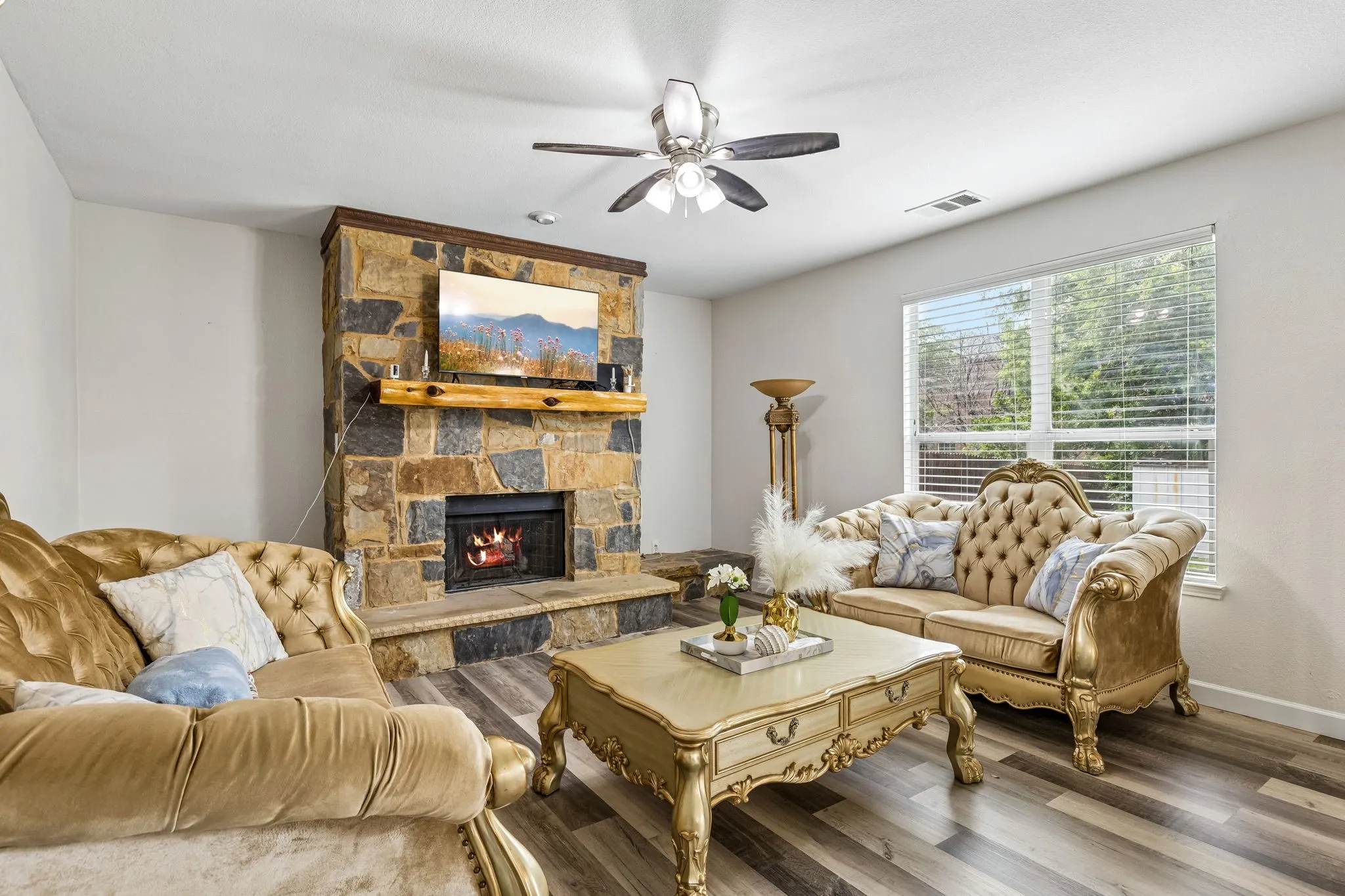 Single Family Residence For Sale in Tarrant County , 7013 Lindentree Lane, Fort Worth, Texas 76137, 3 Bedroom, 3 Bathroom, 2 Garage spaces, 2,208 Sqft, built in 2003, mls#21257972, Real Estate Agent in Fort Worth, Homes For Sale in Tarrant county, Homes For Sale in Fort Worth, Realtor in Fort Worth Texas, Real Estate Brokerage Independent Realty Texas, Luminita Cordes Realtor