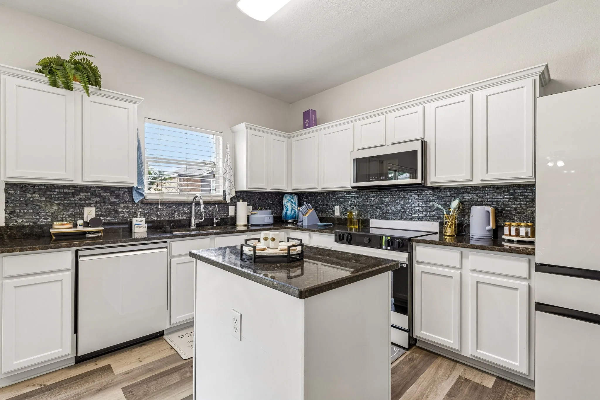 Single Family Residence For Sale in Tarrant County , 7013 Lindentree Lane, Fort Worth, Texas 76137, 3 Bedroom, 3 Bathroom, 2 Garage spaces, 2,208 Sqft, built in 2003, mls#21257972, Real Estate Agent in Fort Worth, Homes For Sale in Tarrant county, Homes For Sale in Fort Worth, Realtor in Fort Worth Texas, Real Estate Brokerage Independent Realty Texas, Luminita Cordes Realtor