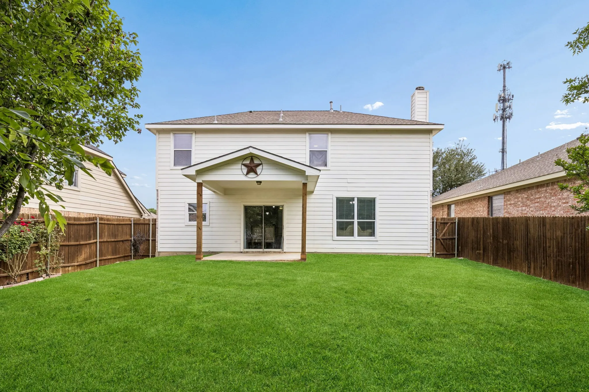 Single Family Residence For Sale in Tarrant County , 7013 Lindentree Lane, Fort Worth, Texas 76137, 3 Bedroom, 3 Bathroom, 2 Garage spaces, 2,208 Sqft, built in 2003, mls#21257972, Real Estate Agent in Fort Worth, Homes For Sale in Tarrant county, Homes For Sale in Fort Worth, Realtor in Fort Worth Texas, Real Estate Brokerage Independent Realty Texas, Luminita Cordes Realtor
