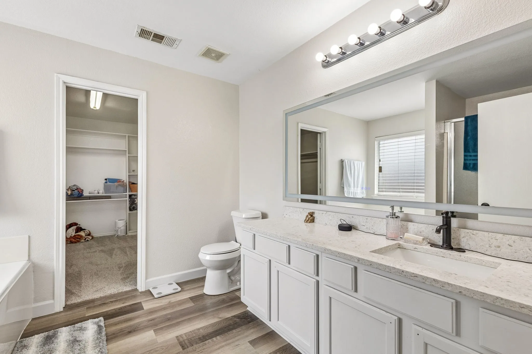Single Family Residence For Sale in Tarrant County , 7013 Lindentree Lane, Fort Worth, Texas 76137, 3 Bedroom, 3 Bathroom, 2 Garage spaces, 2,208 Sqft, built in 2003, mls#21257972, Real Estate Agent in Fort Worth, Homes For Sale in Tarrant county, Homes For Sale in Fort Worth, Realtor in Fort Worth Texas, Real Estate Brokerage Independent Realty Texas, Luminita Cordes Realtor