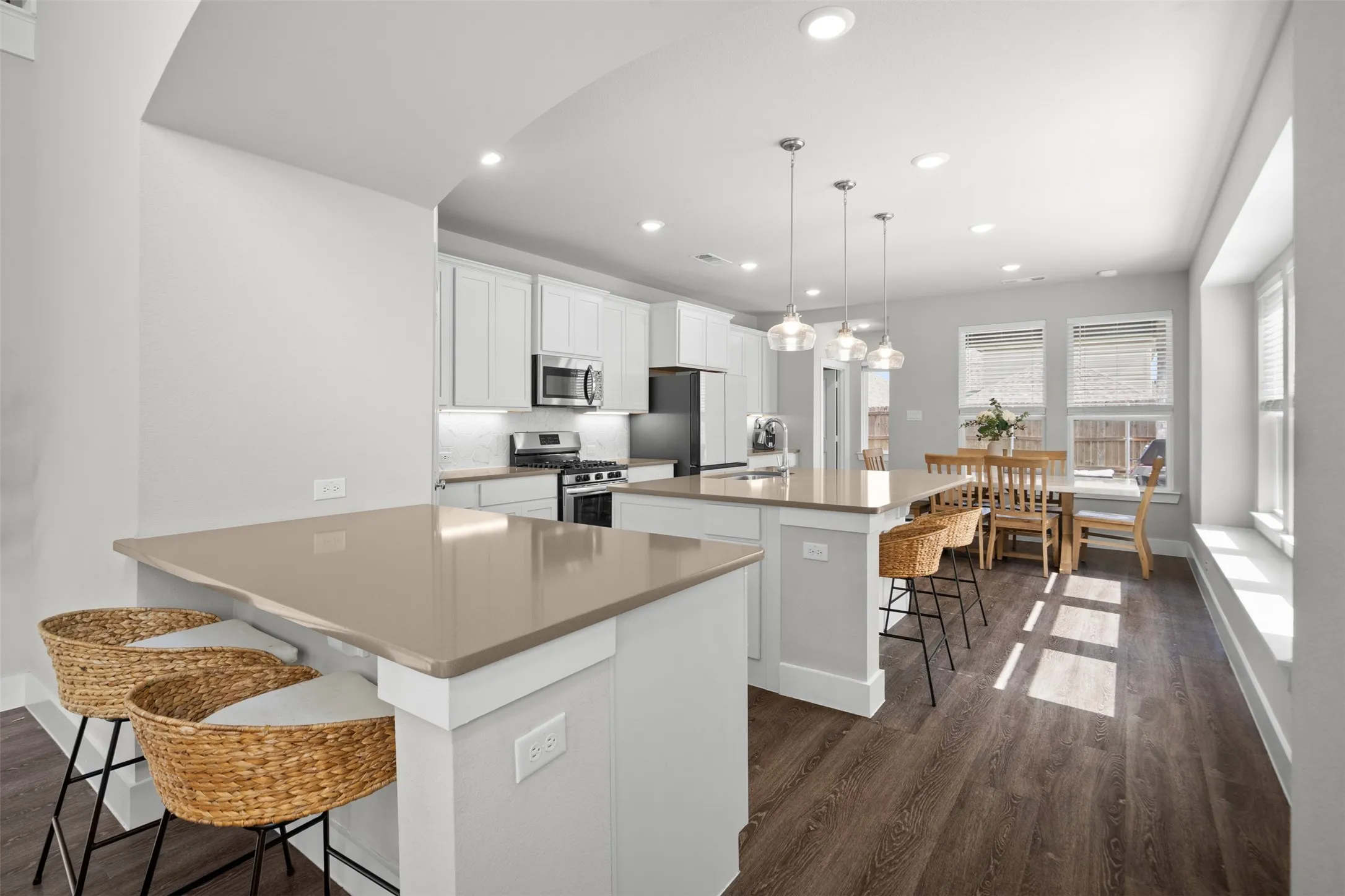 Single Family Residence For Sale in Grayson County , 1742 Horseshoe Lane, Van Alstyne, Texas 75495, 3 Bedroom, 3 Bathroom, 2 Garage spaces, 2,371 Sqft, built in 2021, mls#21276270, Real Estate Agent in Van Alstyne, Homes For Sale in Grayson county, Homes For Sale in Van Alstyne, Realtor in Van Alstyne Texas, Real Estate Brokerage Independent Realty Texas, Luminita Cordes Realtor