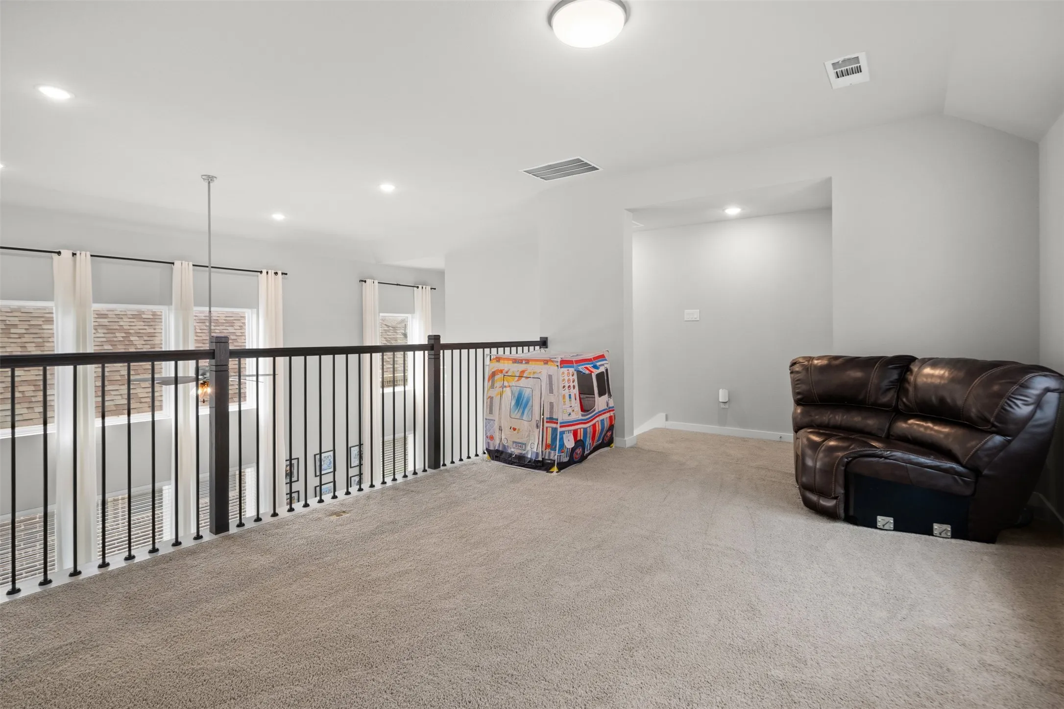 Single Family Residence For Sale in Grayson County , 1742 Horseshoe Lane, Van Alstyne, Texas 75495, 3 Bedroom, 3 Bathroom, 2 Garage spaces, 2,371 Sqft, built in 2021, mls#21276270, Real Estate Agent in Van Alstyne, Homes For Sale in Grayson county, Homes For Sale in Van Alstyne, Realtor in Van Alstyne Texas, Real Estate Brokerage Independent Realty Texas, Luminita Cordes Realtor