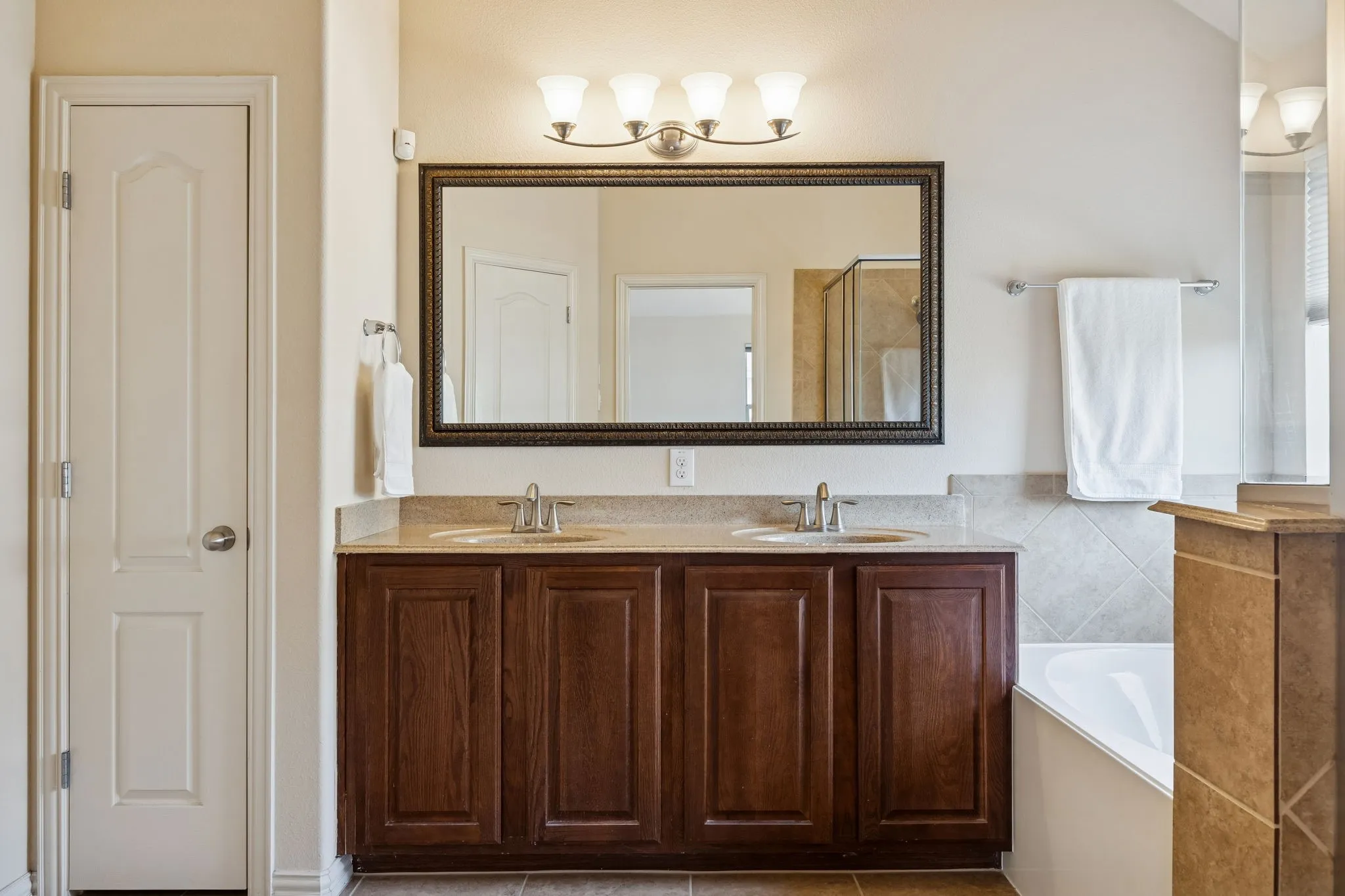 Single Family Residence For Sale in Denton County , 1517 Martin Creek Drive, Little Elm, Texas 75068, 3 Bedroom, 3 Bathroom, 2 Garage spaces, 2,470 Sqft, built in 2013, mls#21276319, Real Estate Agent in Little Elm, Homes For Sale in Denton county, Homes For Sale in Little Elm, Realtor in Little Elm Texas, Real Estate Brokerage Independent Realty Texas, Luminita Cordes Realtor
