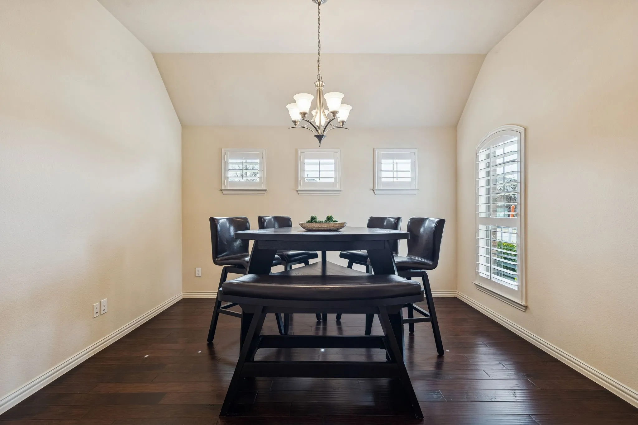 Single Family Residence For Sale in Denton County , 1517 Martin Creek Drive, Little Elm, Texas 75068, 3 Bedroom, 3 Bathroom, 2 Garage spaces, 2,470 Sqft, built in 2013, mls#21276319, Real Estate Agent in Little Elm, Homes For Sale in Denton county, Homes For Sale in Little Elm, Realtor in Little Elm Texas, Real Estate Brokerage Independent Realty Texas, Luminita Cordes Realtor