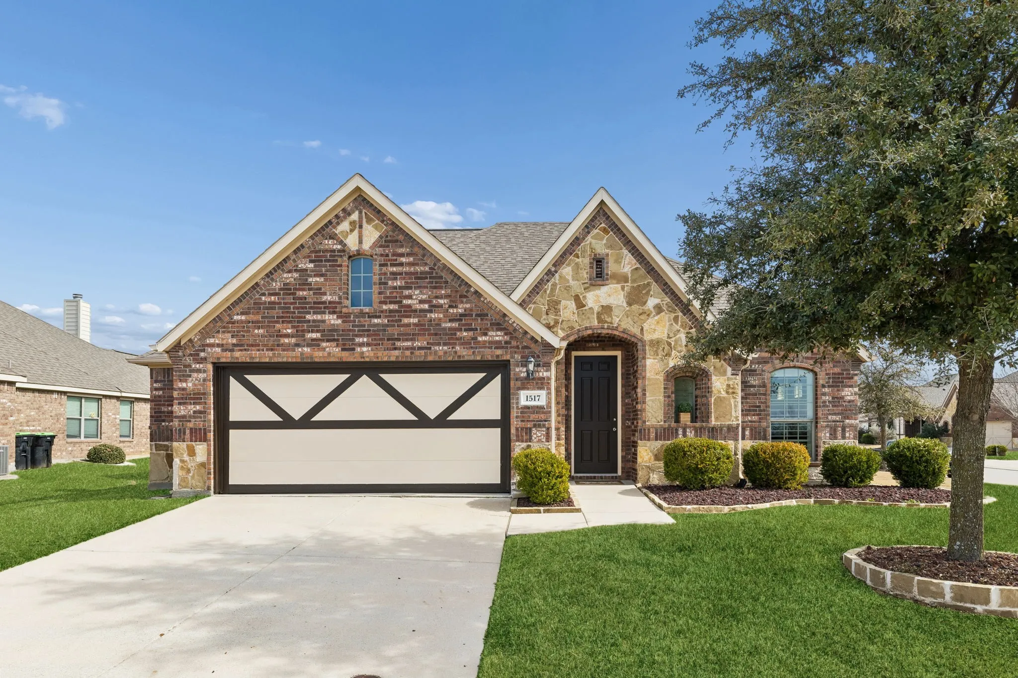 Single Family Residence For Sale in Denton County , 1517 Martin Creek Drive, Little Elm, Texas 75068, 3 Bedroom, 3 Bathroom, 2 Garage spaces, 2,470 Sqft, built in 2013, mls#21276319, Real Estate Agent in Little Elm, Homes For Sale in Denton county, Homes For Sale in Little Elm, Realtor in Little Elm Texas, Real Estate Brokerage Independent Realty Texas, Luminita Cordes Realtor