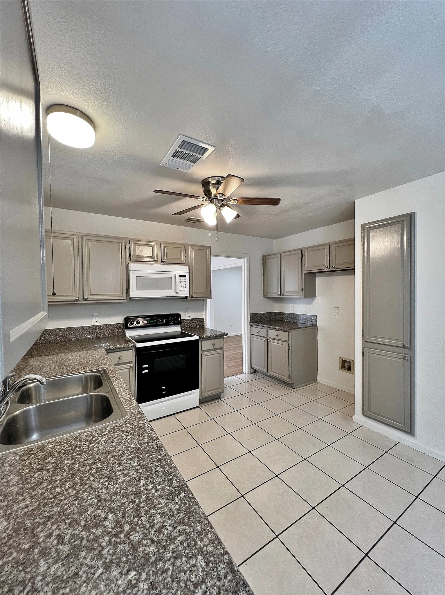 Single Family Residence For Sale in Tarrant County , 6104 Bay Hill, Arlington, Texas 76018, 4 Bedroom, 3 Bathroom, 2 Garage spaces, 2,132 Sqft, built in 1987, mls#21276362, Real Estate Agent in Arlington, Homes For Sale in Tarrant county, Homes For Sale in Arlington, Realtor in Arlington Texas, Real Estate Brokerage Independent Realty Texas, Luminita Cordes Realtor