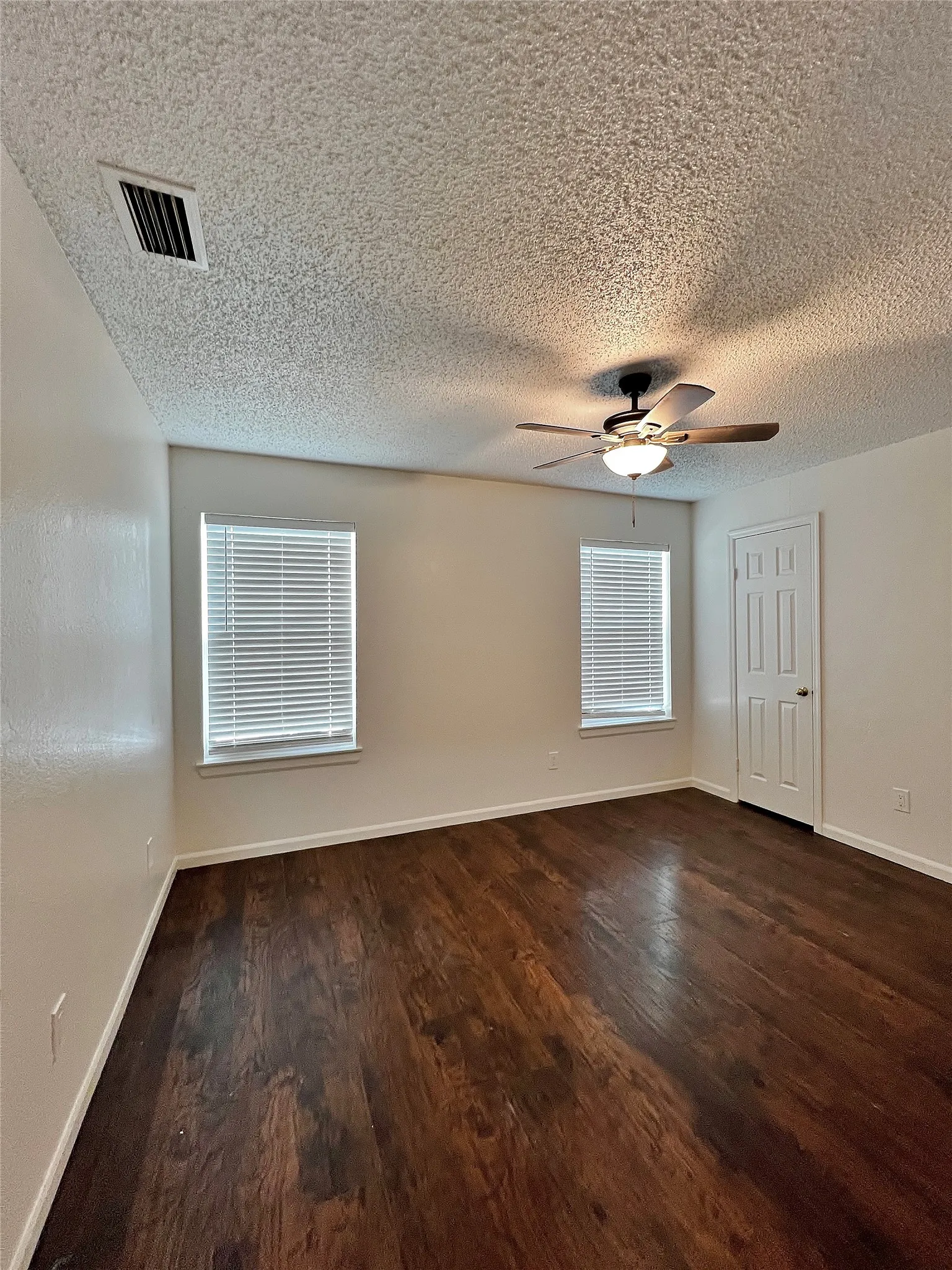 Single Family Residence For Sale in Tarrant County , 6104 Bay Hill, Arlington, Texas 76018, 4 Bedroom, 3 Bathroom, 2 Garage spaces, 2,132 Sqft, built in 1987, mls#21276362, Real Estate Agent in Arlington, Homes For Sale in Tarrant county, Homes For Sale in Arlington, Realtor in Arlington Texas, Real Estate Brokerage Independent Realty Texas, Luminita Cordes Realtor