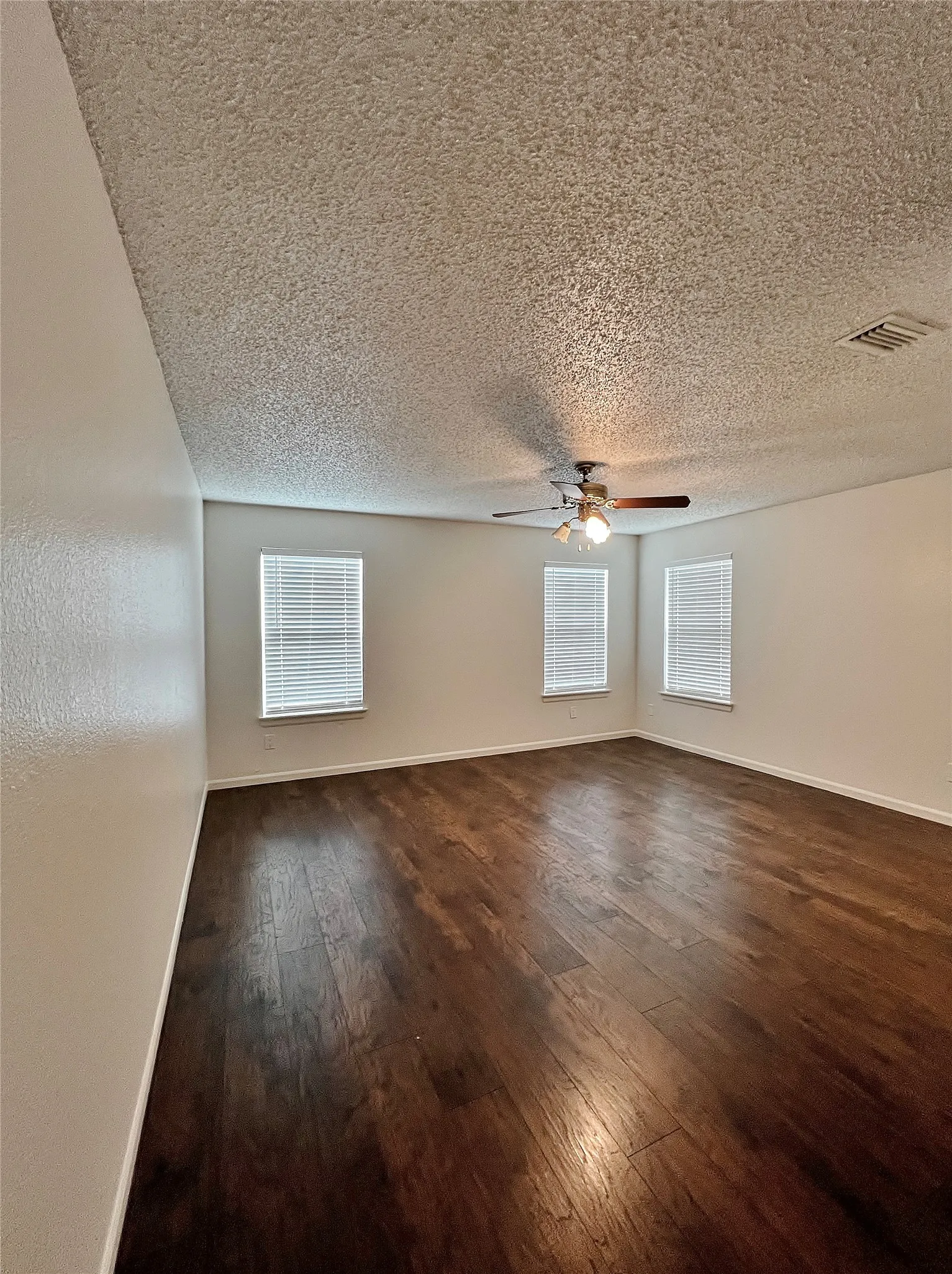Single Family Residence For Sale in Tarrant County , 6104 Bay Hill, Arlington, Texas 76018, 4 Bedroom, 3 Bathroom, 2 Garage spaces, 2,132 Sqft, built in 1987, mls#21276362, Real Estate Agent in Arlington, Homes For Sale in Tarrant county, Homes For Sale in Arlington, Realtor in Arlington Texas, Real Estate Brokerage Independent Realty Texas, Luminita Cordes Realtor