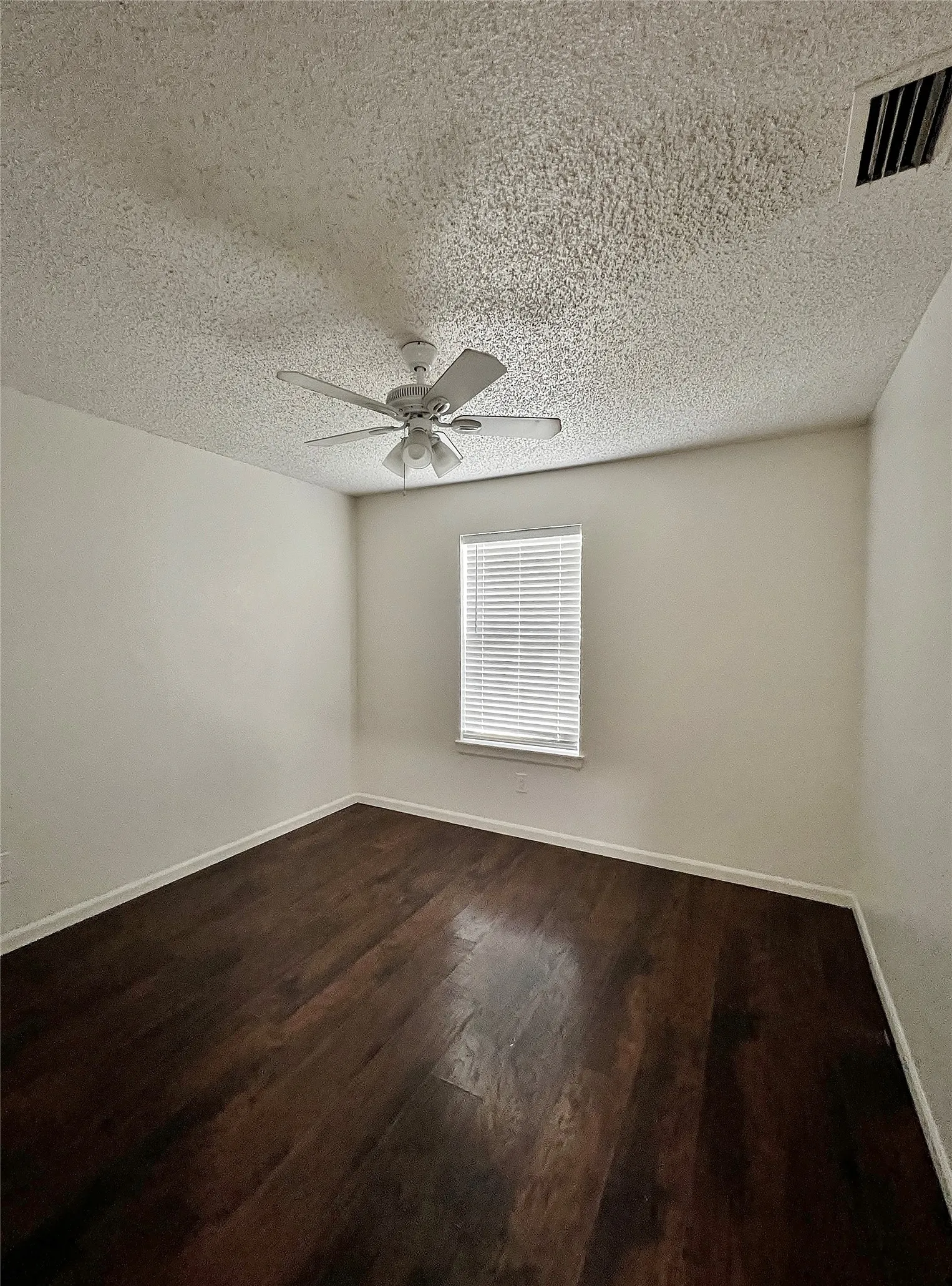 Single Family Residence For Sale in Tarrant County , 6104 Bay Hill, Arlington, Texas 76018, 4 Bedroom, 3 Bathroom, 2 Garage spaces, 2,132 Sqft, built in 1987, mls#21276362, Real Estate Agent in Arlington, Homes For Sale in Tarrant county, Homes For Sale in Arlington, Realtor in Arlington Texas, Real Estate Brokerage Independent Realty Texas, Luminita Cordes Realtor