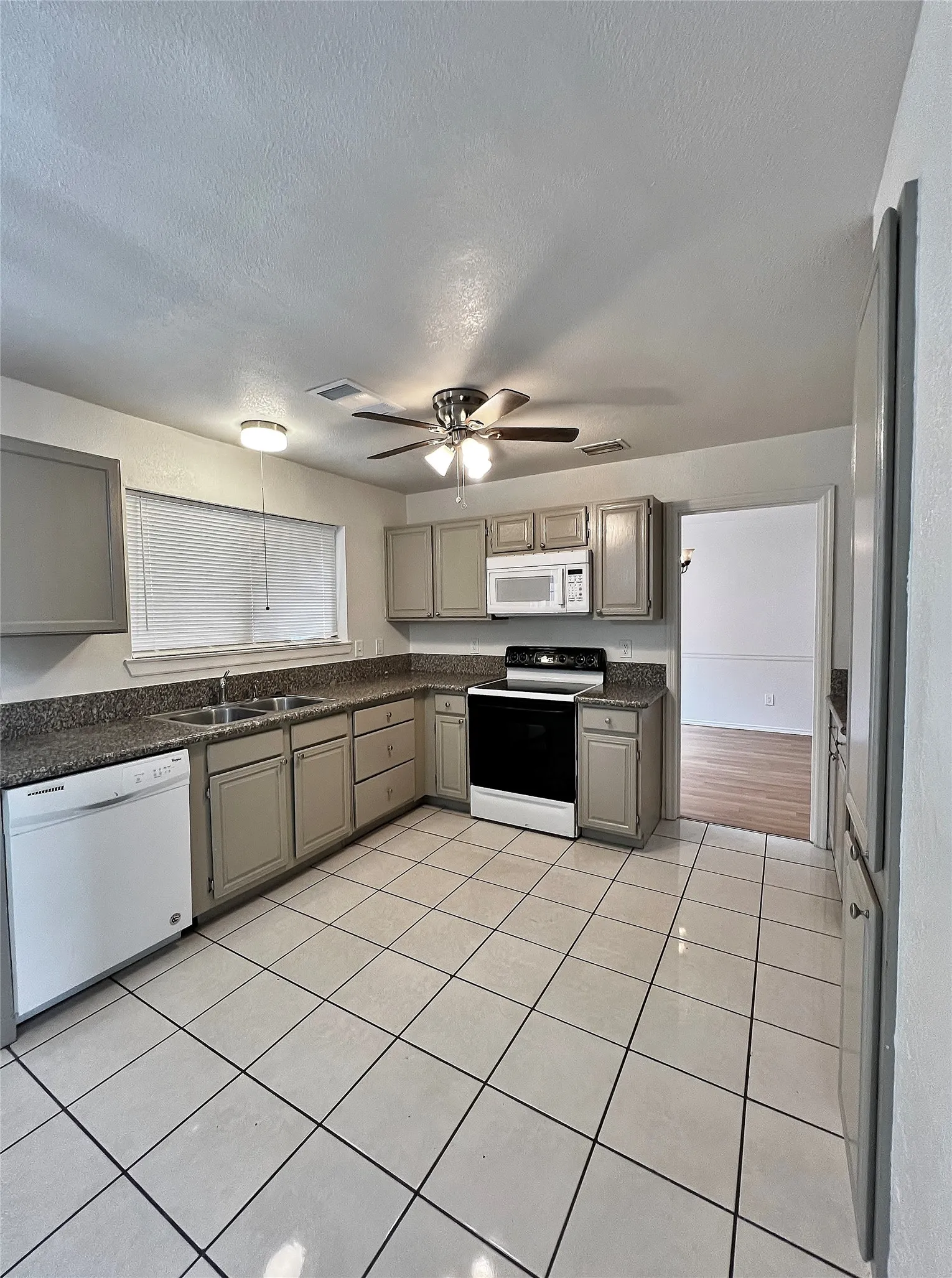 Single Family Residence For Sale in Tarrant County , 6104 Bay Hill, Arlington, Texas 76018, 4 Bedroom, 3 Bathroom, 2 Garage spaces, 2,132 Sqft, built in 1987, mls#21276362, Real Estate Agent in Arlington, Homes For Sale in Tarrant county, Homes For Sale in Arlington, Realtor in Arlington Texas, Real Estate Brokerage Independent Realty Texas, Luminita Cordes Realtor
