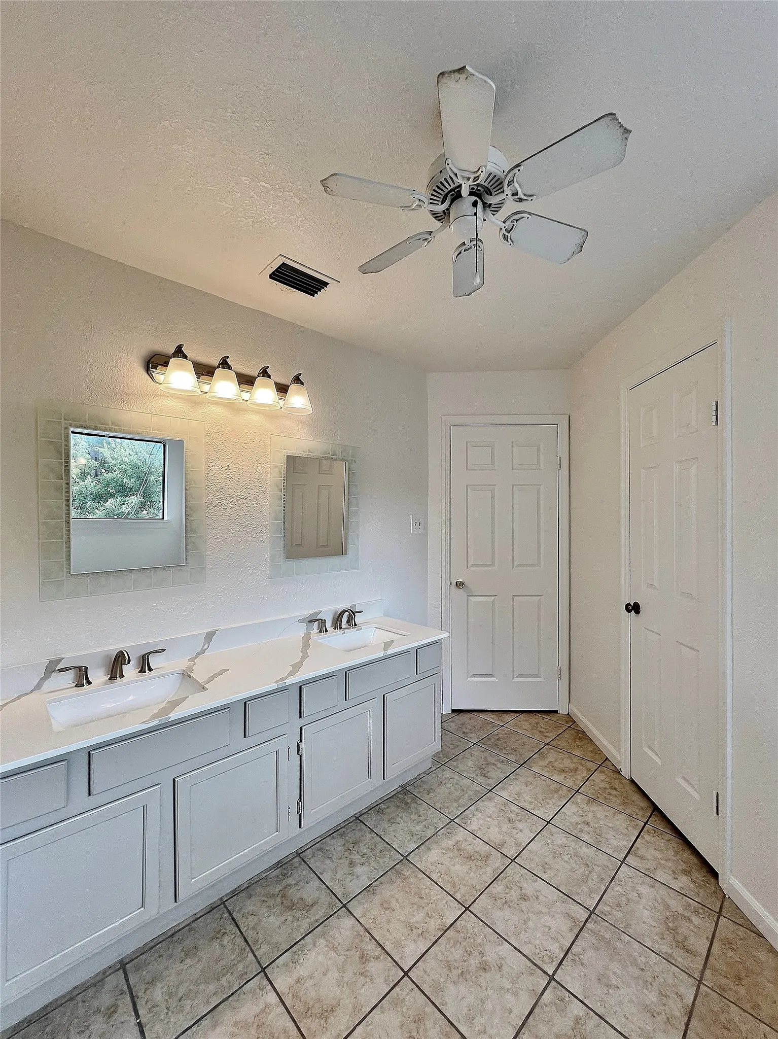 Single Family Residence For Sale in Tarrant County , 6104 Bay Hill, Arlington, Texas 76018, 4 Bedroom, 3 Bathroom, 2 Garage spaces, 2,132 Sqft, built in 1987, mls#21276362, Real Estate Agent in Arlington, Homes For Sale in Tarrant county, Homes For Sale in Arlington, Realtor in Arlington Texas, Real Estate Brokerage Independent Realty Texas, Luminita Cordes Realtor
