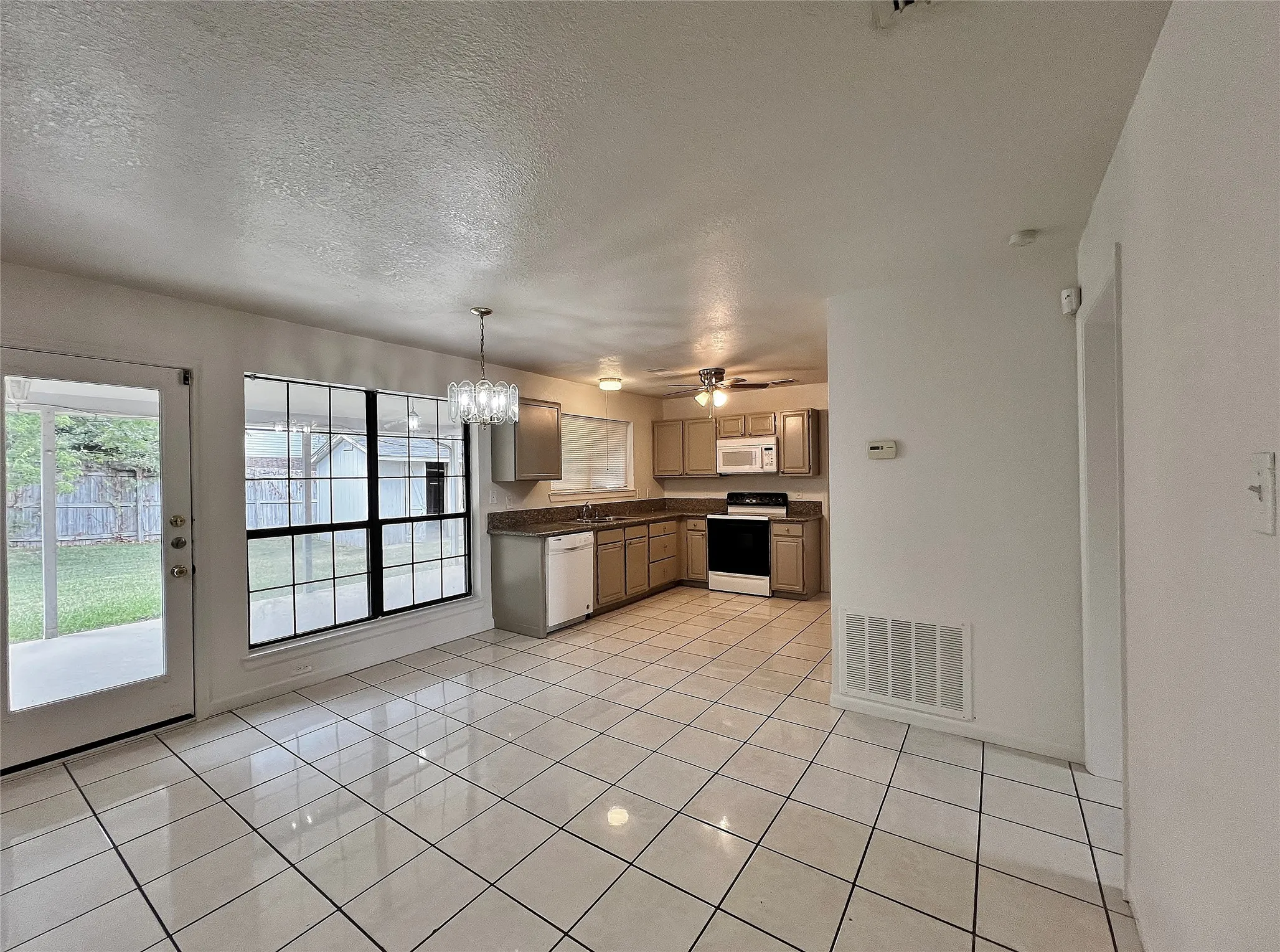 Single Family Residence For Sale in Tarrant County , 6104 Bay Hill, Arlington, Texas 76018, 4 Bedroom, 3 Bathroom, 2 Garage spaces, 2,132 Sqft, built in 1987, mls#21276362, Real Estate Agent in Arlington, Homes For Sale in Tarrant county, Homes For Sale in Arlington, Realtor in Arlington Texas, Real Estate Brokerage Independent Realty Texas, Luminita Cordes Realtor