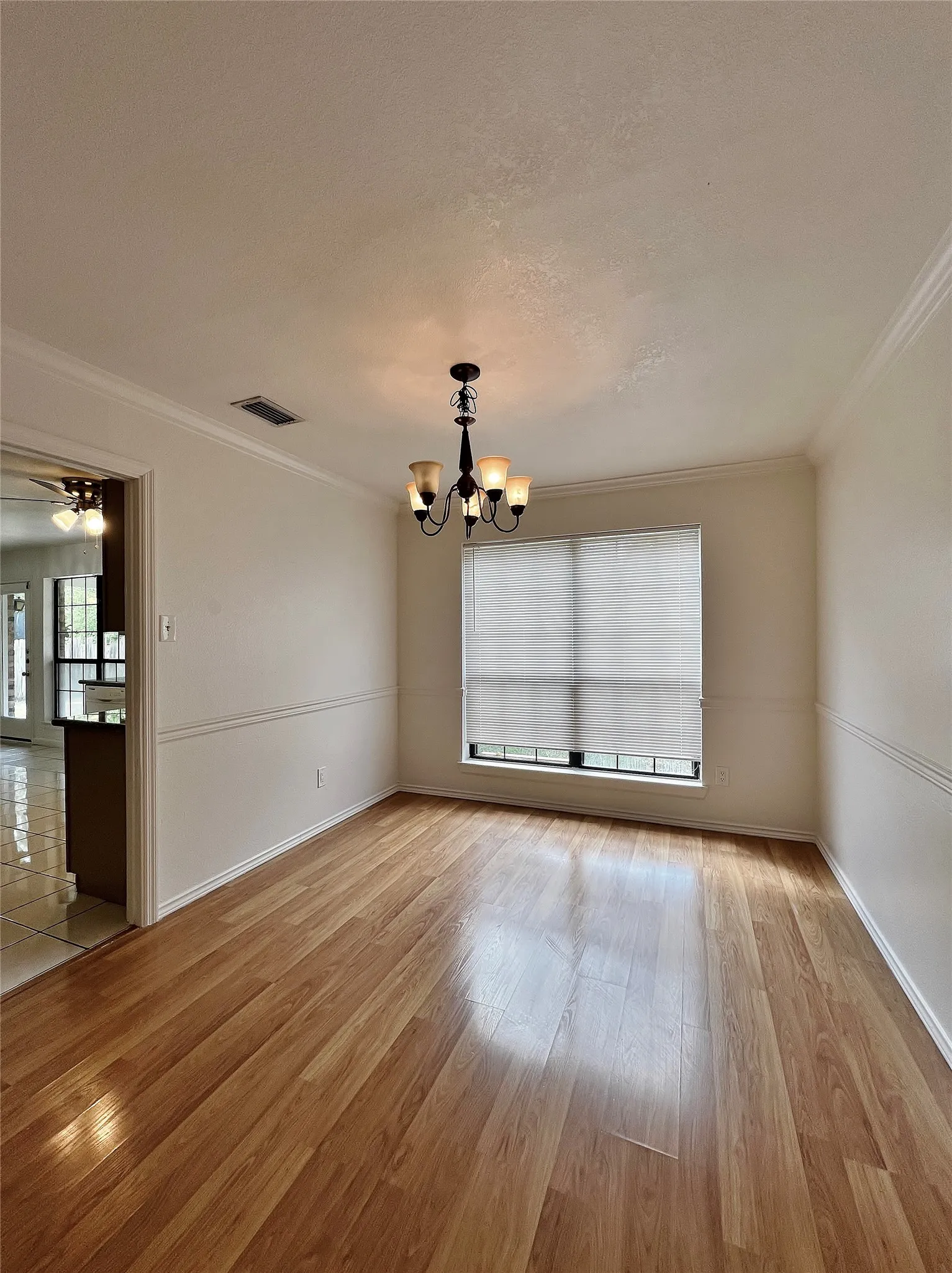 Single Family Residence For Sale in Tarrant County , 6104 Bay Hill, Arlington, Texas 76018, 4 Bedroom, 3 Bathroom, 2 Garage spaces, 2,132 Sqft, built in 1987, mls#21276362, Real Estate Agent in Arlington, Homes For Sale in Tarrant county, Homes For Sale in Arlington, Realtor in Arlington Texas, Real Estate Brokerage Independent Realty Texas, Luminita Cordes Realtor