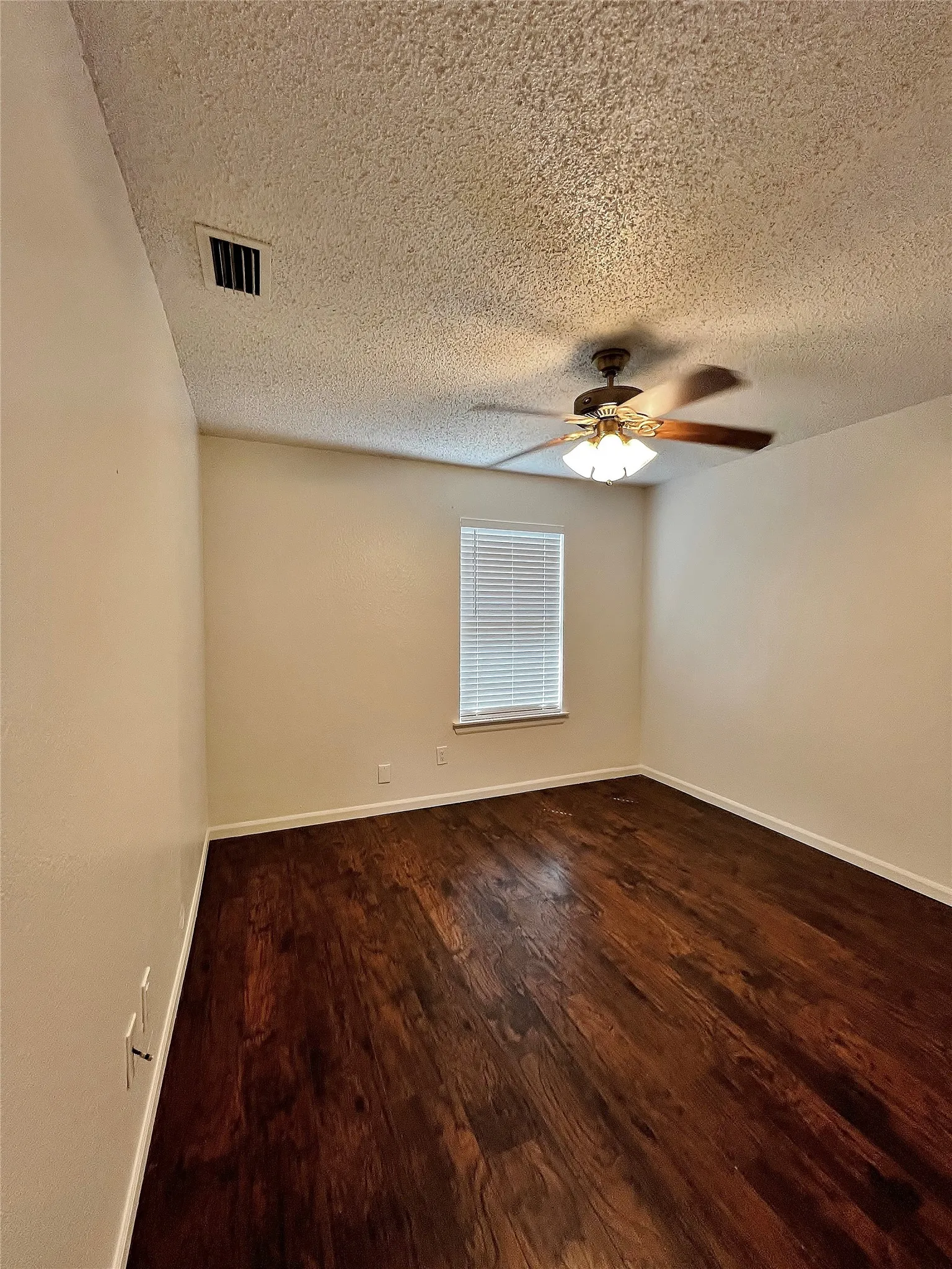 Single Family Residence For Sale in Tarrant County , 6104 Bay Hill, Arlington, Texas 76018, 4 Bedroom, 3 Bathroom, 2 Garage spaces, 2,132 Sqft, built in 1987, mls#21276362, Real Estate Agent in Arlington, Homes For Sale in Tarrant county, Homes For Sale in Arlington, Realtor in Arlington Texas, Real Estate Brokerage Independent Realty Texas, Luminita Cordes Realtor