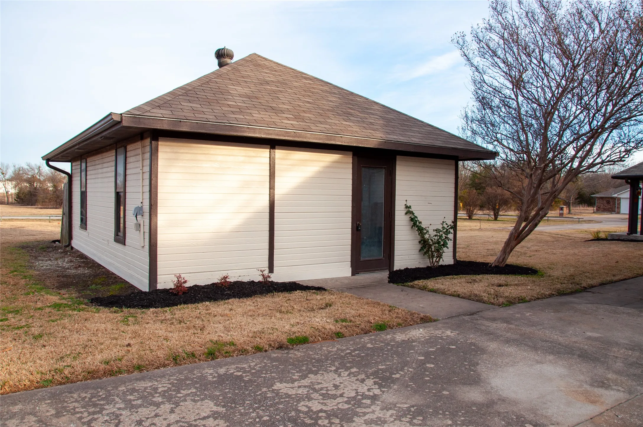 Single Family Residence For Sale in Hunt County , 3104 Canton Street, Greenville, Texas 75402, 3 Bedrooms, 2 Bathrooms, 2 Garage spaces, 1,736 Sqft, built in 1992, Price $299,000, mls#21261642, Real Estate Agent in Greenville, Homes For Sale in Hunt county, Homes For Sale in Greenville, Realtor in Greenville Texas, Real Estate Brokerage Independent Realty Texas, Luminita Cordes Realtor
