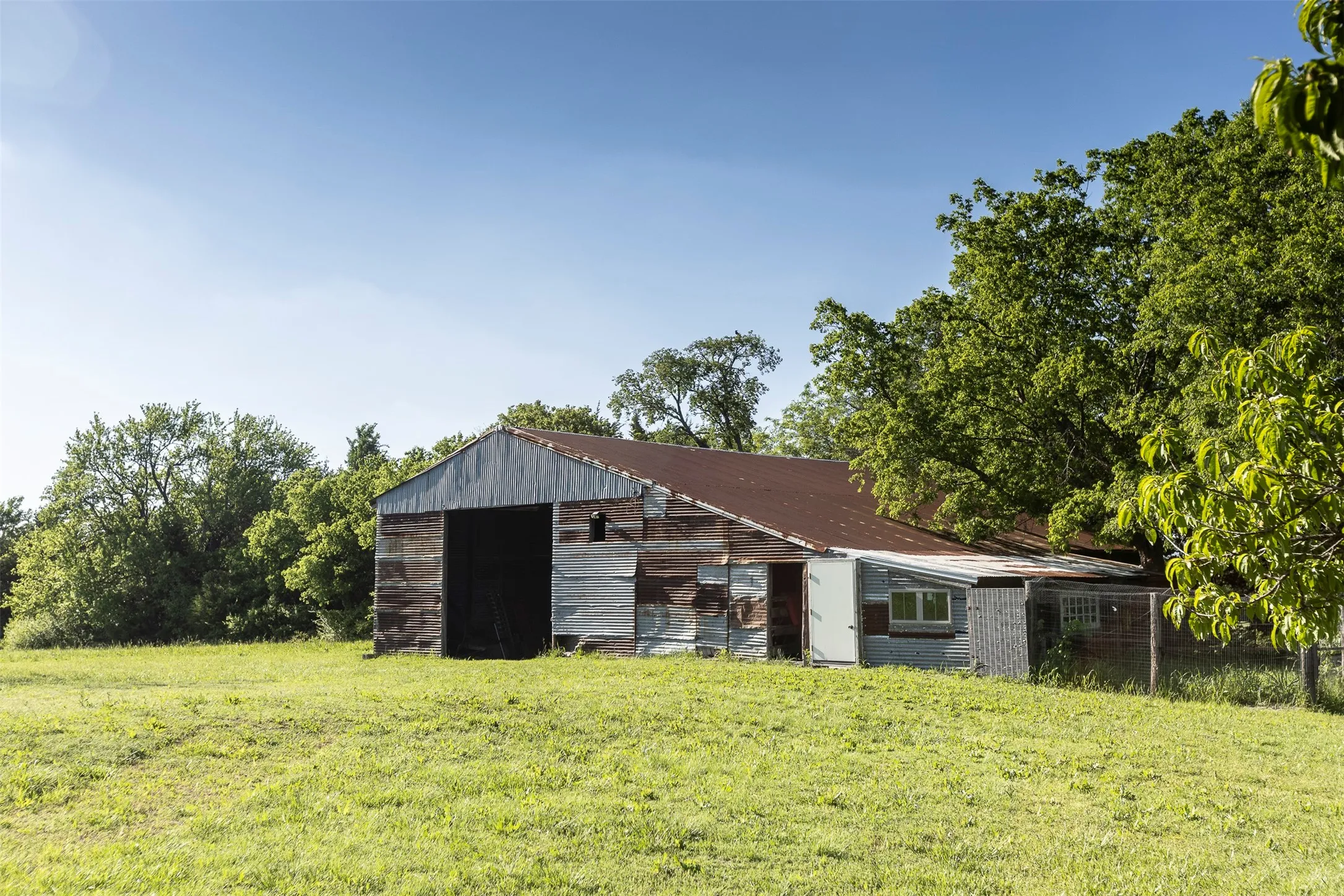 Single Family Residence For Sale in Grayson County , 3183 Harrell Road, Howe, Texas 75459, 4 Bedroom, 3 Bathroom, Garage spaces, 2,552 Sqft, built in 1900, mls#21276278, Real Estate Agent in Howe, Homes For Sale in Grayson county, Homes For Sale in Howe, Realtor in Howe Texas, Real Estate Brokerage Independent Realty Texas, Luminita Cordes Realtor