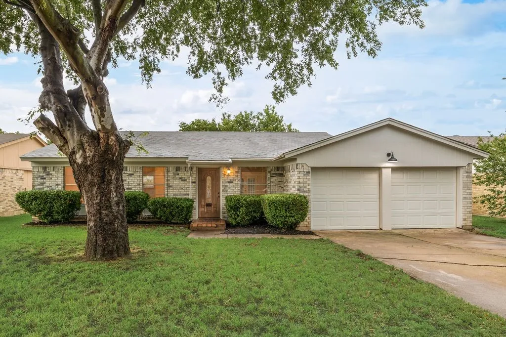 Single Family Residence For Sale in Tarrant County , 5625 Marlene, Haltom City, Texas 76148, 3 Bedroom, 2 Bathroom, 2 Garage spaces, 1,335 Sqft, built in 1977, mls#21276331, Real Estate Agent in Haltom City, Homes For Sale in Tarrant county, Homes For Sale in Haltom City, Realtor in Haltom City Texas, Real Estate Brokerage Independent Realty Texas, Luminita Cordes Realtor