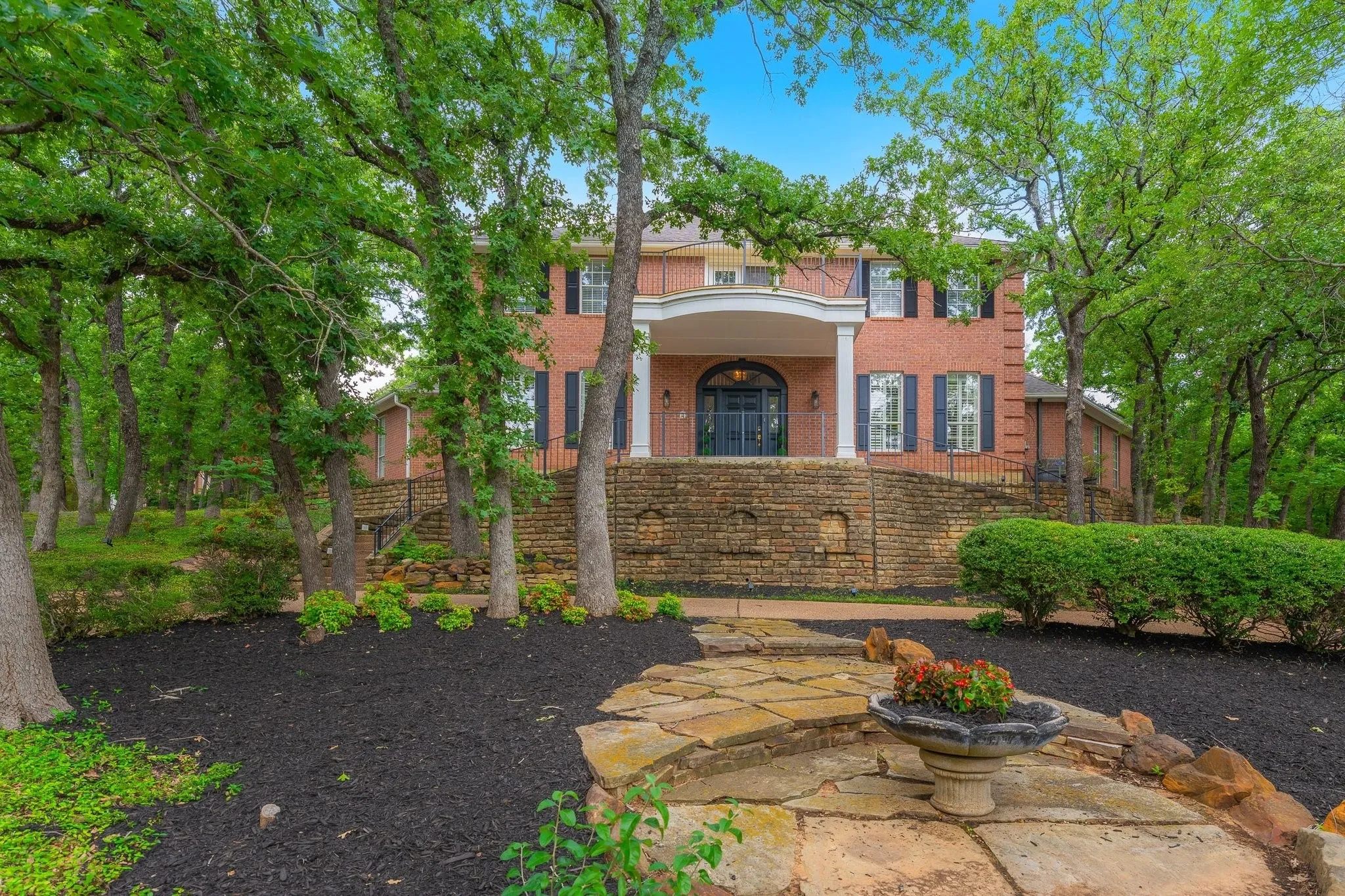 Single Family Residence For Sale in Tarrant County , 302 W Charlottesville Avenue, Colleyville, Texas 76034, 5 Bedroom, 5 Bathroom, 3 Garage spaces, 4,795 Sqft, built in 1992, mls#21275029, Real Estate Agent in Colleyville, Homes For Sale in Tarrant county, Homes For Sale in Colleyville, Realtor in Colleyville Texas, Real Estate Brokerage Independent Realty Texas, Luminita Cordes Realtor