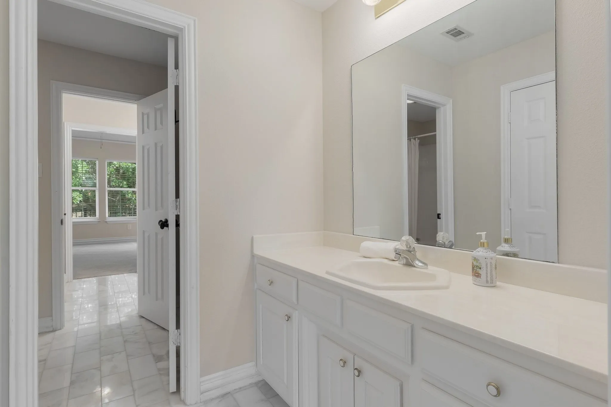 Single Family Residence For Sale in Tarrant County , 302 W Charlottesville Avenue, Colleyville, Texas 76034, 5 Bedroom, 5 Bathroom, 3 Garage spaces, 4,795 Sqft, built in 1992, mls#21275029, Real Estate Agent in Colleyville, Homes For Sale in Tarrant county, Homes For Sale in Colleyville, Realtor in Colleyville Texas, Real Estate Brokerage Independent Realty Texas, Luminita Cordes Realtor