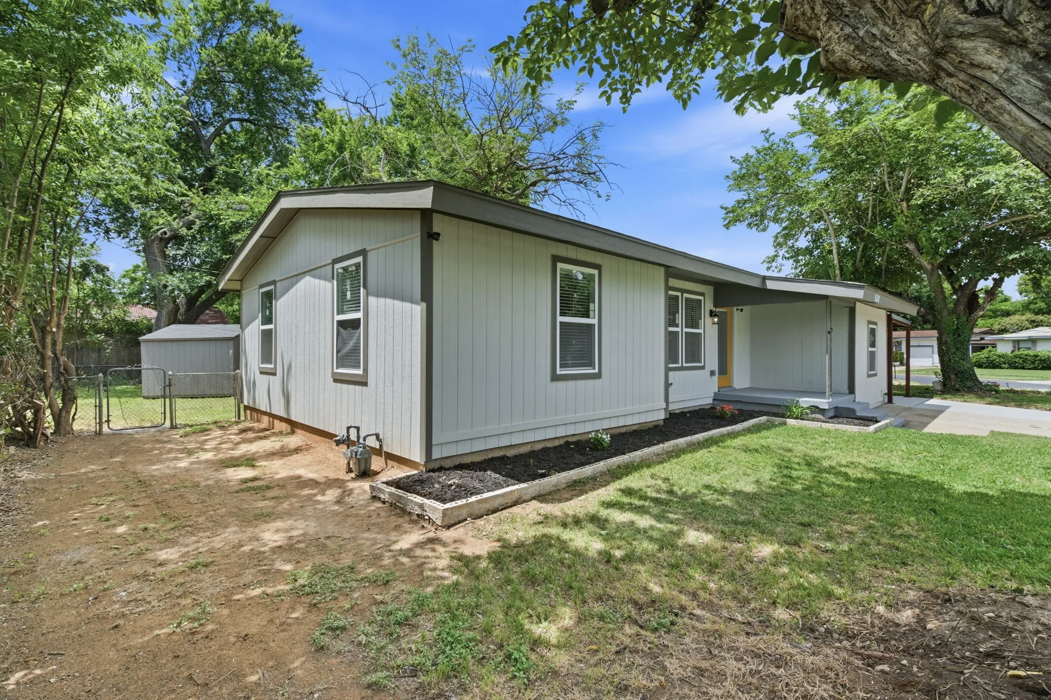 Single Family Residence For Sale in Tarrant County , 552 Souder Drive, Hurst, Texas 76053, 3 Bedroom, 2 Bathroom, Garage spaces, 1,112 Sqft, built in 1956, mls#21276280, Real Estate Agent in Hurst, Homes For Sale in Tarrant county, Homes For Sale in Hurst, Realtor in Hurst Texas, Real Estate Brokerage Independent Realty Texas, Luminita Cordes Realtor