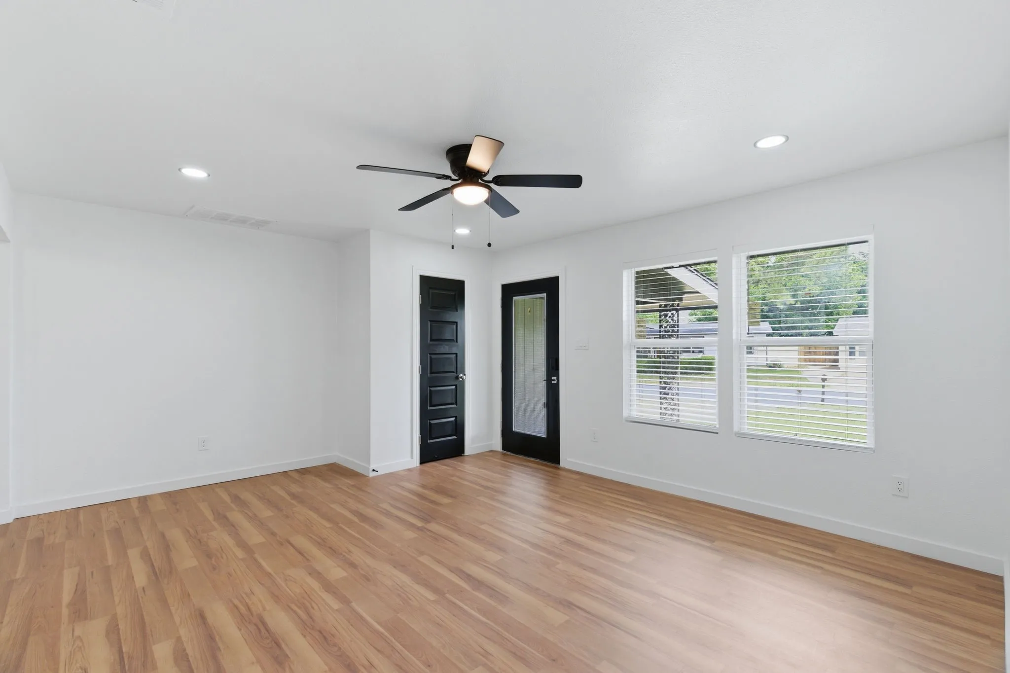 Single Family Residence For Sale in Tarrant County , 552 Souder Drive, Hurst, Texas 76053, 3 Bedroom, 2 Bathroom, Garage spaces, 1,112 Sqft, built in 1956, mls#21276280, Real Estate Agent in Hurst, Homes For Sale in Tarrant county, Homes For Sale in Hurst, Realtor in Hurst Texas, Real Estate Brokerage Independent Realty Texas, Luminita Cordes Realtor