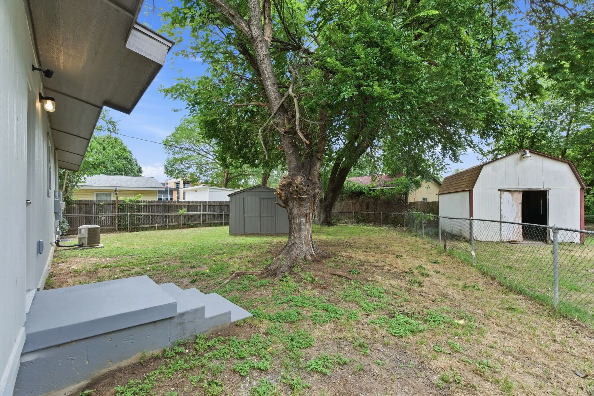 Single Family Residence For Sale in Tarrant County , 552 Souder Drive, Hurst, Texas 76053, 3 Bedroom, 2 Bathroom, Garage spaces, 1,112 Sqft, built in 1956, mls#21276280, Real Estate Agent in Hurst, Homes For Sale in Tarrant county, Homes For Sale in Hurst, Realtor in Hurst Texas, Real Estate Brokerage Independent Realty Texas, Luminita Cordes Realtor