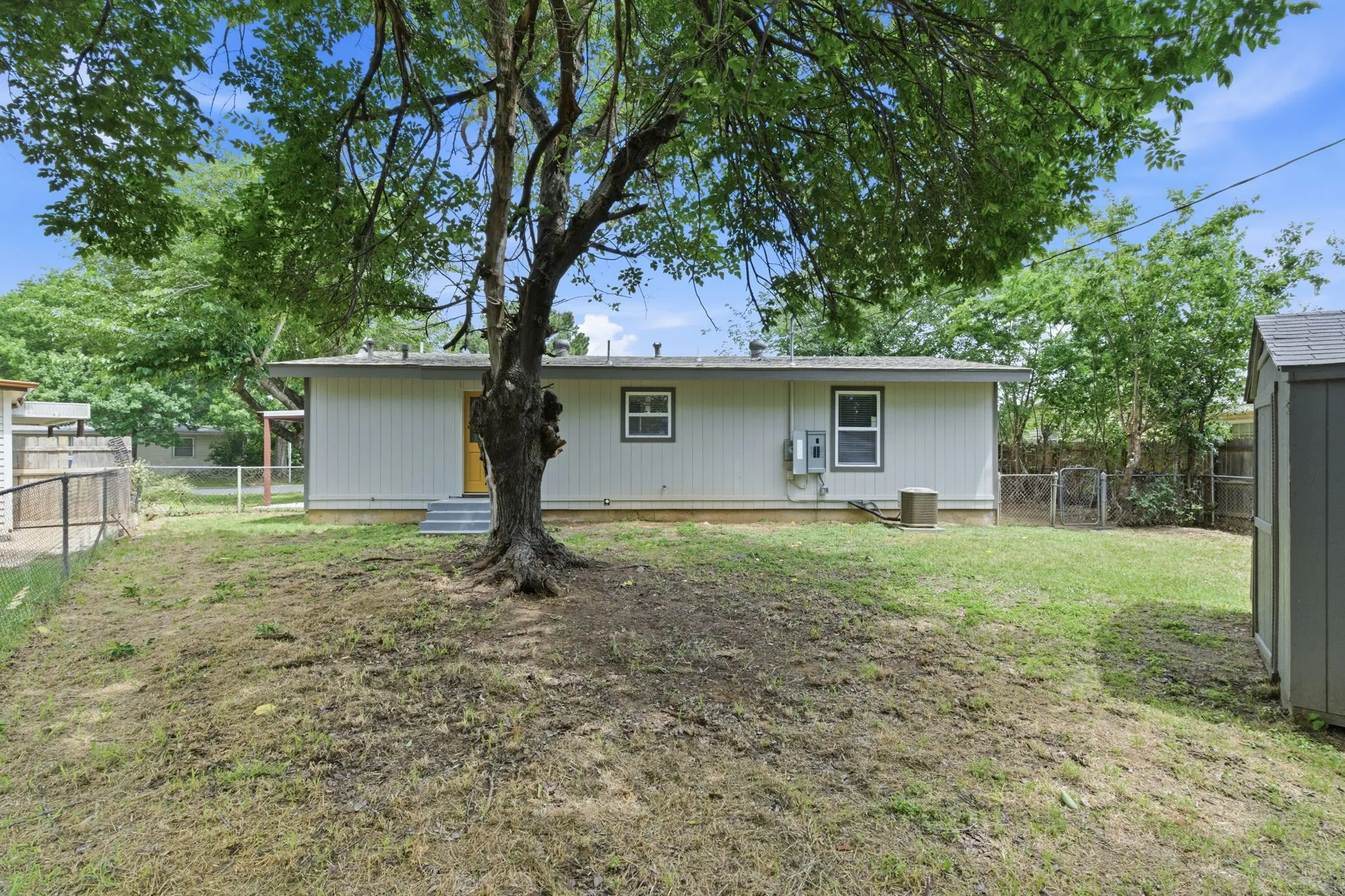 Single Family Residence For Sale in Tarrant County , 552 Souder Drive, Hurst, Texas 76053, 3 Bedroom, 2 Bathroom, Garage spaces, 1,112 Sqft, built in 1956, mls#21276280, Real Estate Agent in Hurst, Homes For Sale in Tarrant county, Homes For Sale in Hurst, Realtor in Hurst Texas, Real Estate Brokerage Independent Realty Texas, Luminita Cordes Realtor
