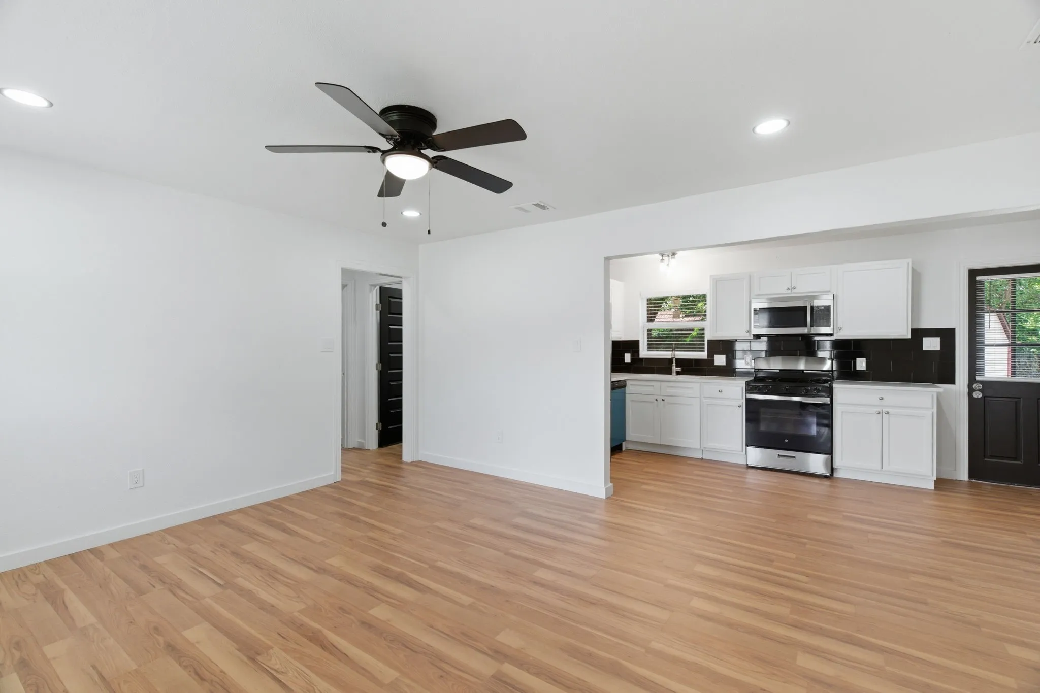 Single Family Residence For Sale in Tarrant County , 552 Souder Drive, Hurst, Texas 76053, 3 Bedroom, 2 Bathroom, Garage spaces, 1,112 Sqft, built in 1956, mls#21276280, Real Estate Agent in Hurst, Homes For Sale in Tarrant county, Homes For Sale in Hurst, Realtor in Hurst Texas, Real Estate Brokerage Independent Realty Texas, Luminita Cordes Realtor