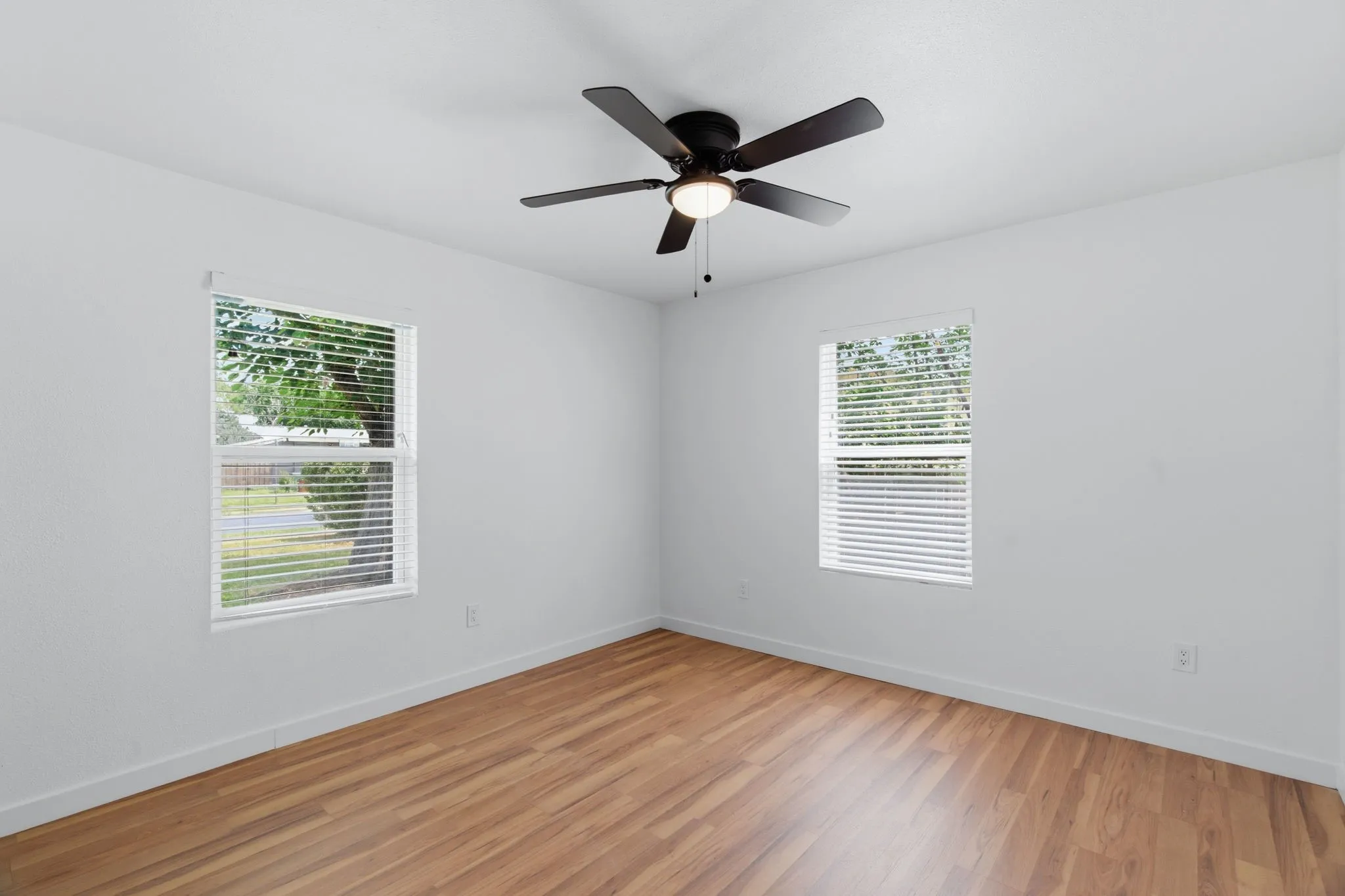 Single Family Residence For Sale in Tarrant County , 552 Souder Drive, Hurst, Texas 76053, 3 Bedroom, 2 Bathroom, Garage spaces, 1,112 Sqft, built in 1956, mls#21276280, Real Estate Agent in Hurst, Homes For Sale in Tarrant county, Homes For Sale in Hurst, Realtor in Hurst Texas, Real Estate Brokerage Independent Realty Texas, Luminita Cordes Realtor