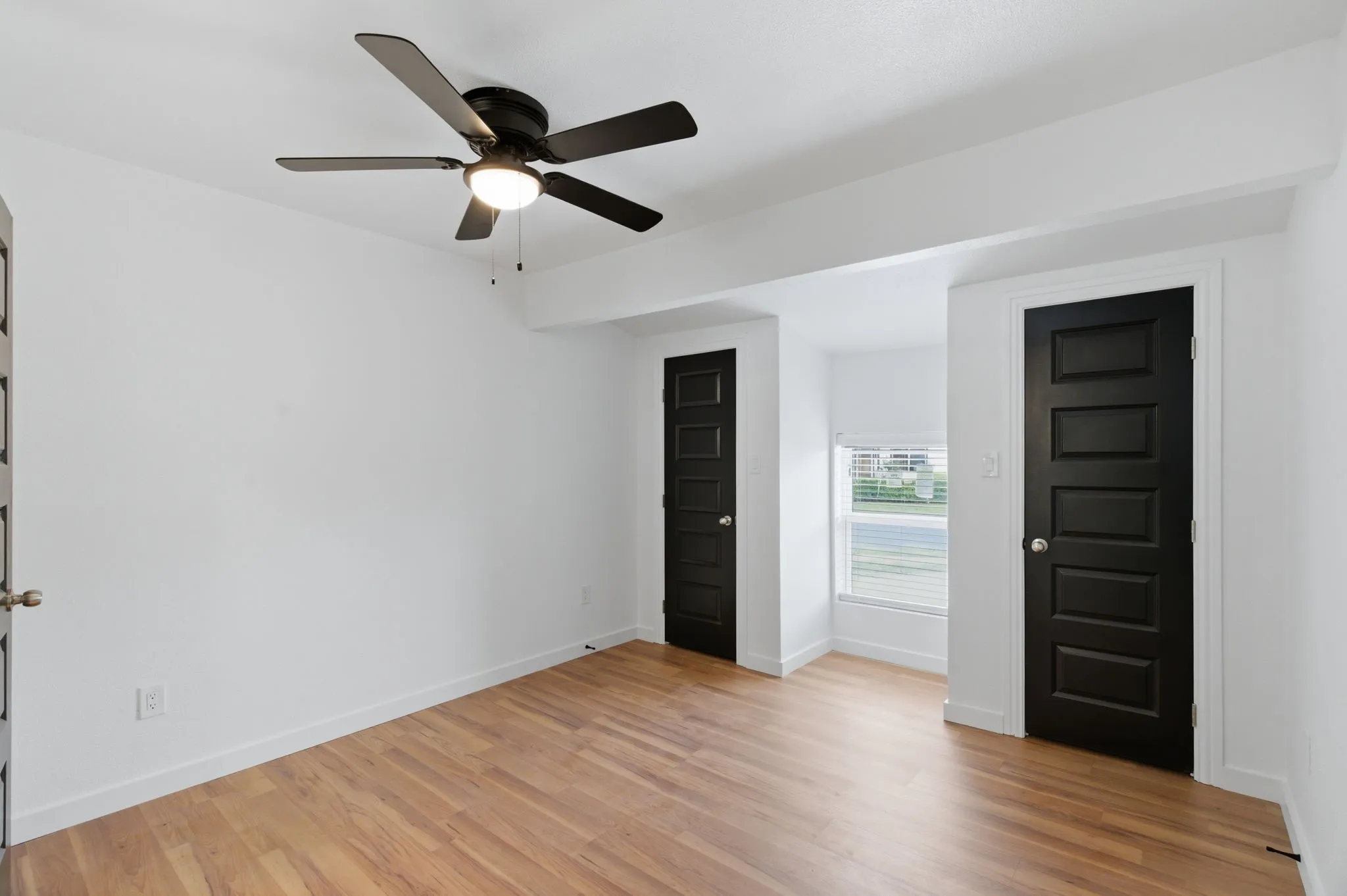 Single Family Residence For Sale in Tarrant County , 552 Souder Drive, Hurst, Texas 76053, 3 Bedroom, 2 Bathroom, Garage spaces, 1,112 Sqft, built in 1956, mls#21276280, Real Estate Agent in Hurst, Homes For Sale in Tarrant county, Homes For Sale in Hurst, Realtor in Hurst Texas, Real Estate Brokerage Independent Realty Texas, Luminita Cordes Realtor