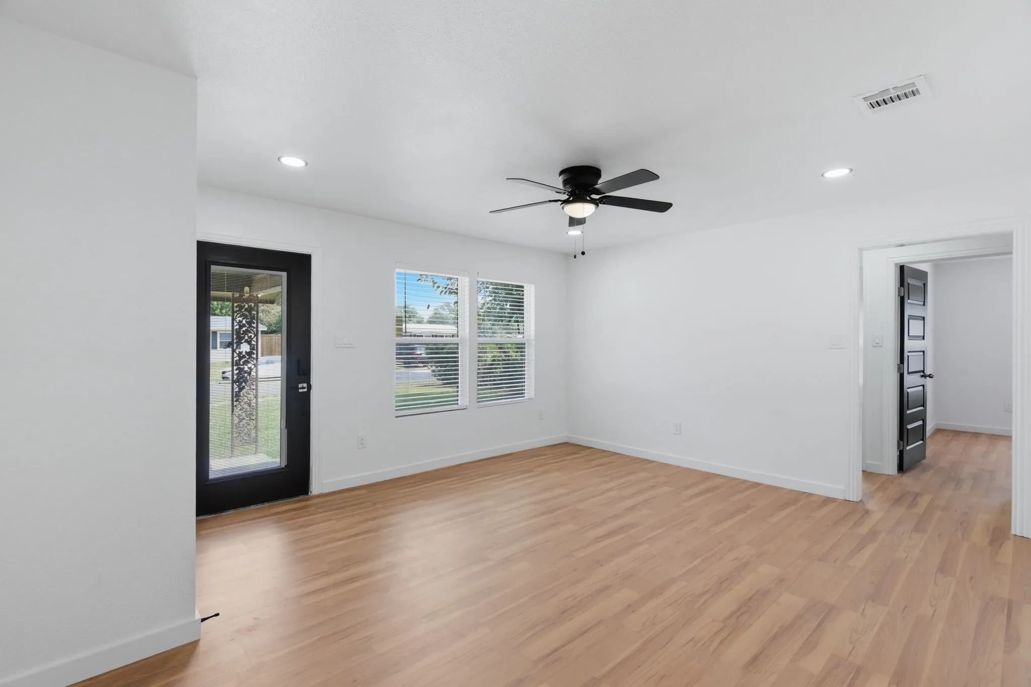 Single Family Residence For Sale in Tarrant County , 552 Souder Drive, Hurst, Texas 76053, 3 Bedroom, 2 Bathroom, Garage spaces, 1,112 Sqft, built in 1956, mls#21276280, Real Estate Agent in Hurst, Homes For Sale in Tarrant county, Homes For Sale in Hurst, Realtor in Hurst Texas, Real Estate Brokerage Independent Realty Texas, Luminita Cordes Realtor