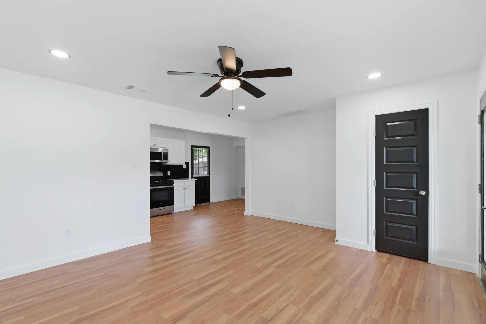Single Family Residence For Sale in Tarrant County , 552 Souder Drive, Hurst, Texas 76053, 3 Bedroom, 2 Bathroom, Garage spaces, 1,112 Sqft, built in 1956, mls#21276280, Real Estate Agent in Hurst, Homes For Sale in Tarrant county, Homes For Sale in Hurst, Realtor in Hurst Texas, Real Estate Brokerage Independent Realty Texas, Luminita Cordes Realtor